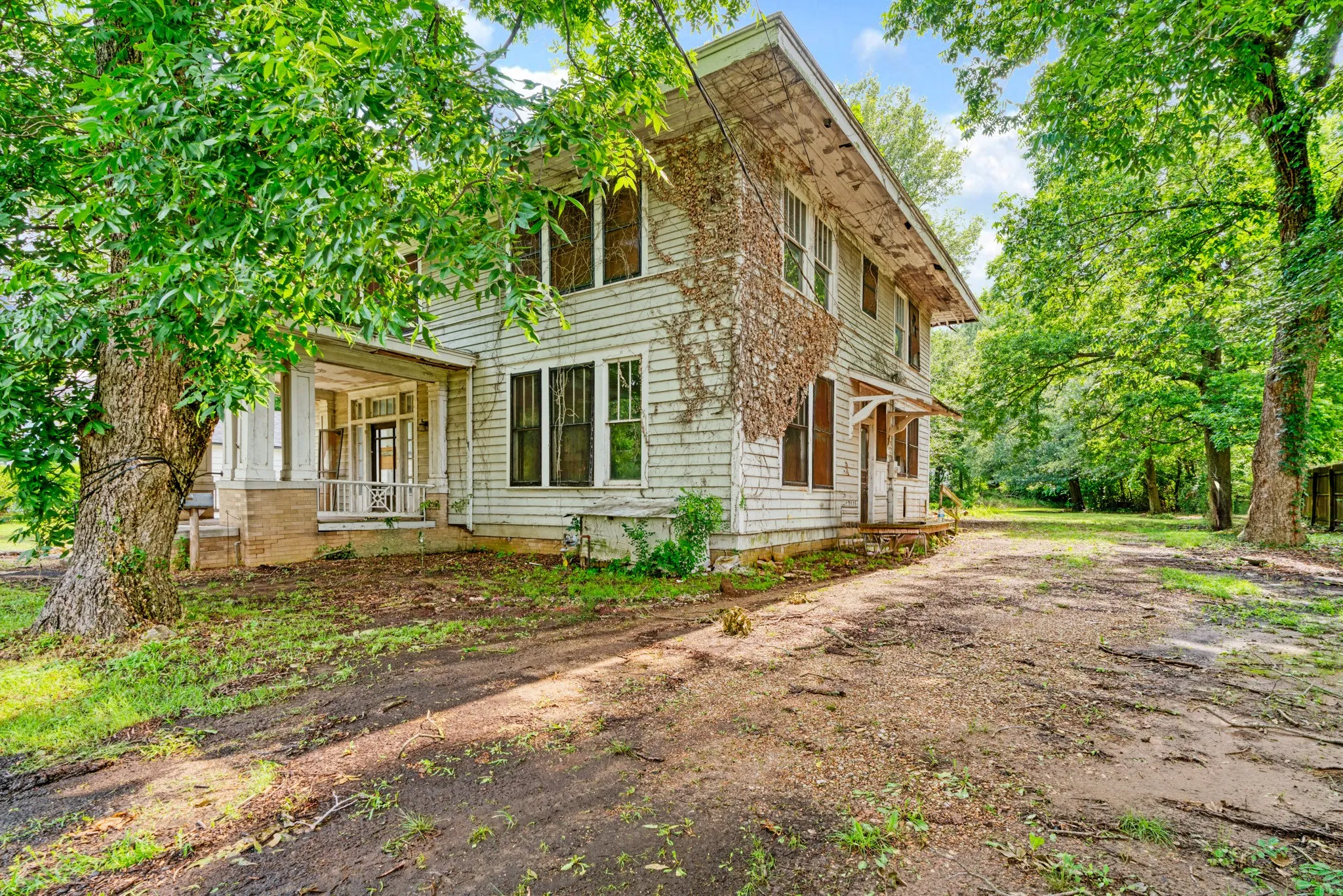 Single Family Residence For Sale in Lamar County , 946 S Church Street, Paris, Texas 75460, 4 Bedrooms, 2 Bathrooms, Garage spaces, 3,034 Sqft, built in 1918, Price $152,000, mls#21311457, Real Estate Agent in Paris, Homes For Sale in Lamar county, Homes For Sale in Paris, Realtor in Paris Texas, Real Estate Brokerage Independent Realty Texas, Luminita Cordes Realtor