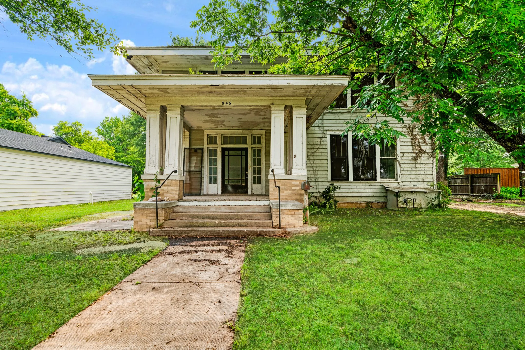 Single Family Residence For Sale in Lamar County , 946 S Church Street, Paris, Texas 75460, 4 Bedrooms, 2 Bathrooms, Garage spaces, 3,034 Sqft, built in 1918, Price $152,000, mls#21311457, Real Estate Agent in Paris, Homes For Sale in Lamar county, Homes For Sale in Paris, Realtor in Paris Texas, Real Estate Brokerage Independent Realty Texas, Luminita Cordes Realtor