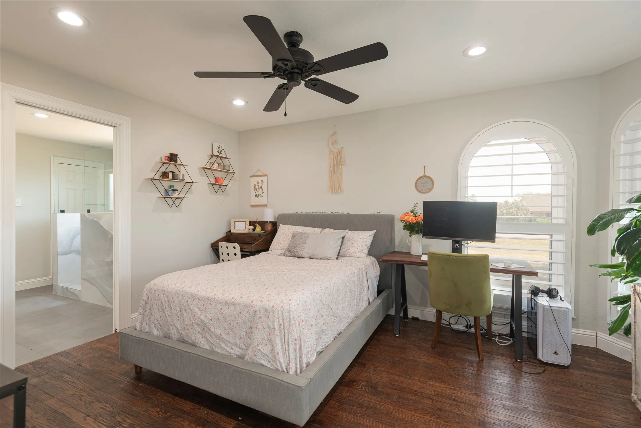 bay window, on-suite with walk-in closet