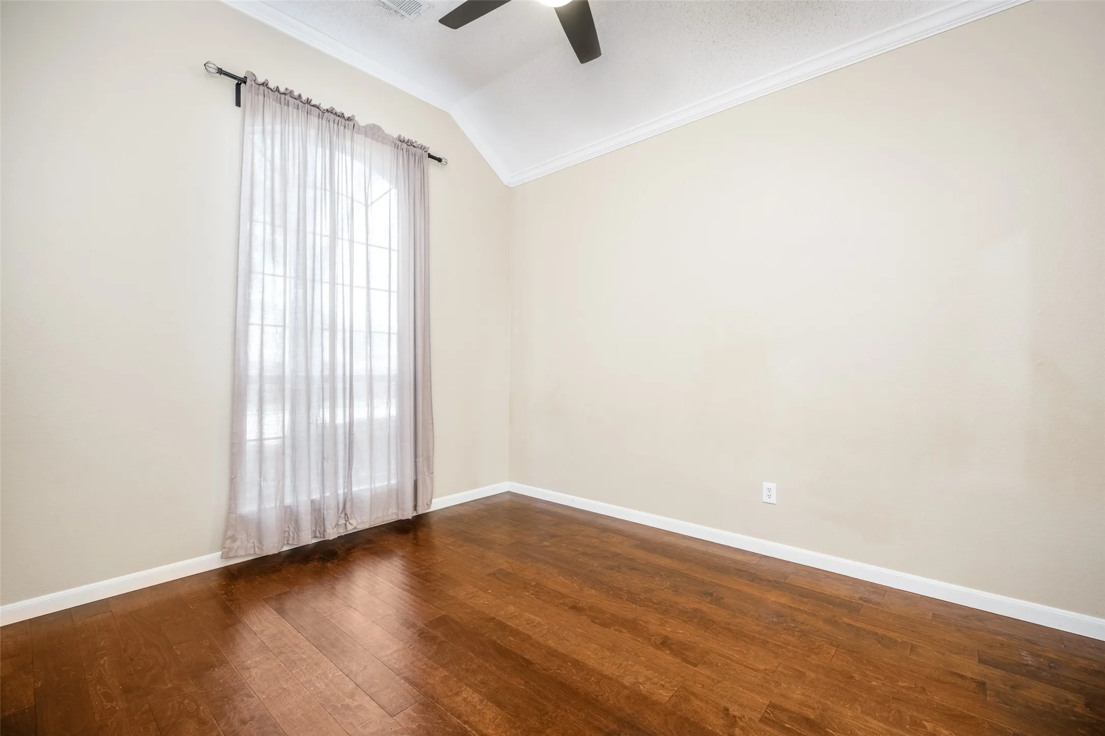 Single Family Residence For Sale in Denton County , 2905 Furlong Drive W, Flower Mound, Texas 75022, 4 Bedroom, 3 Bathroom, 2 Garage spaces, 2,265 Sqft, built in 1996, mls#21310042, Real Estate Agent in Flower Mound, Homes For Sale in Denton county, Homes For Sale in Flower Mound, Realtor in Flower Mound Texas, Real Estate Brokerage Independent Realty Texas, Luminita Cordes Realtor