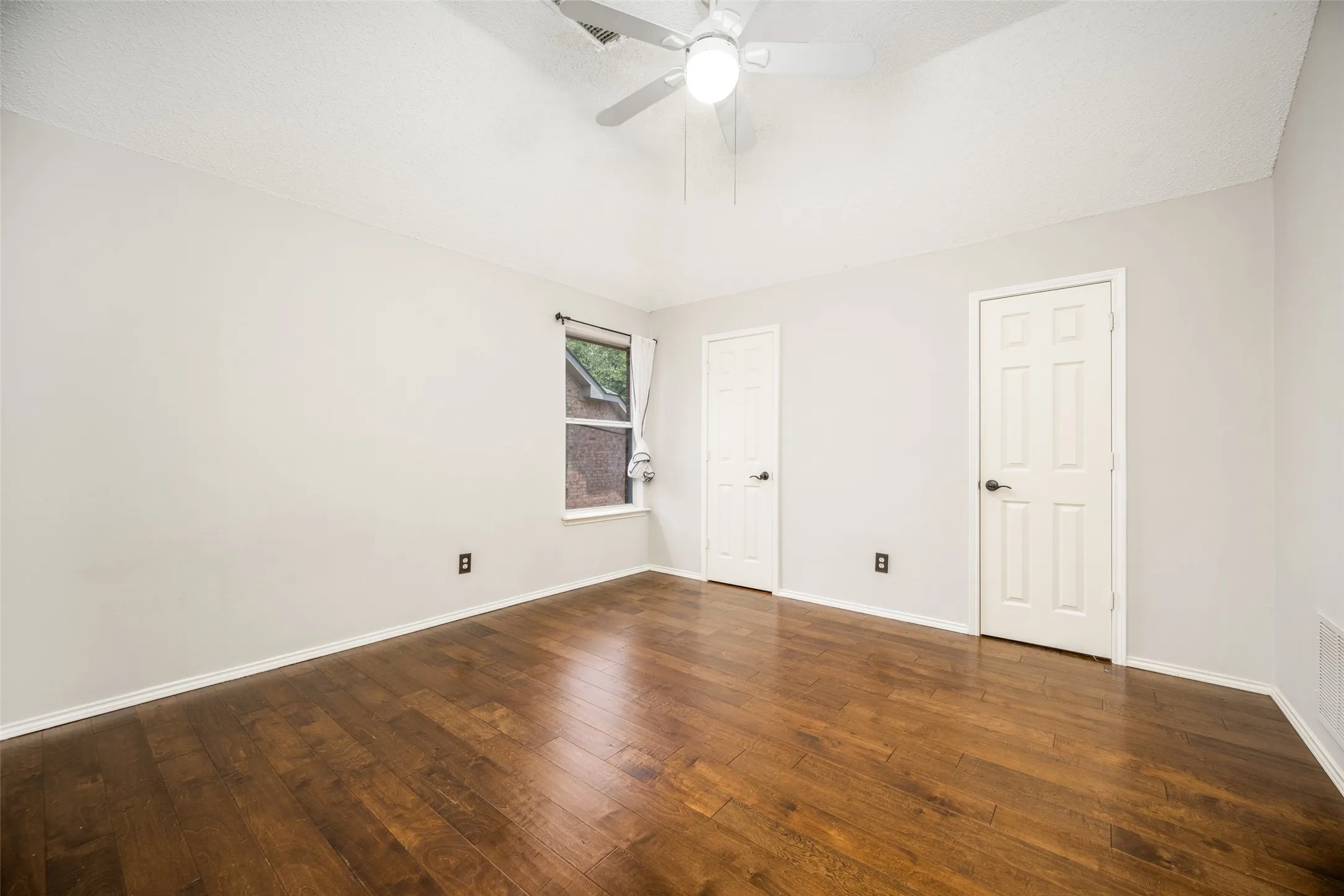 Single Family Residence For Sale in Denton County , 2905 Furlong Drive W, Flower Mound, Texas 75022, 4 Bedroom, 3 Bathroom, 2 Garage spaces, 2,265 Sqft, built in 1996, mls#21310042, Real Estate Agent in Flower Mound, Homes For Sale in Denton county, Homes For Sale in Flower Mound, Realtor in Flower Mound Texas, Real Estate Brokerage Independent Realty Texas, Luminita Cordes Realtor