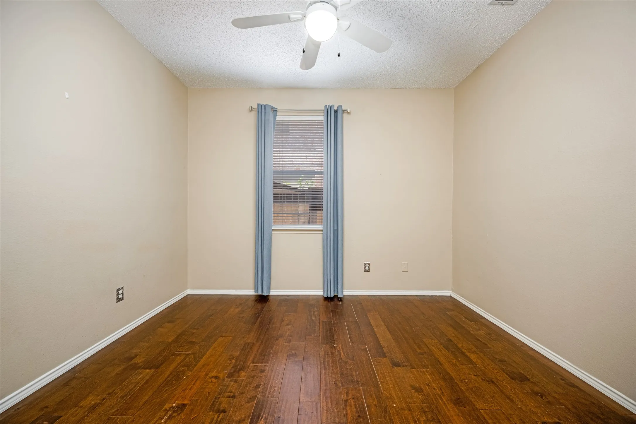 Single Family Residence For Sale in Denton County , 2905 Furlong Drive W, Flower Mound, Texas 75022, 4 Bedroom, 3 Bathroom, 2 Garage spaces, 2,265 Sqft, built in 1996, mls#21310042, Real Estate Agent in Flower Mound, Homes For Sale in Denton county, Homes For Sale in Flower Mound, Realtor in Flower Mound Texas, Real Estate Brokerage Independent Realty Texas, Luminita Cordes Realtor