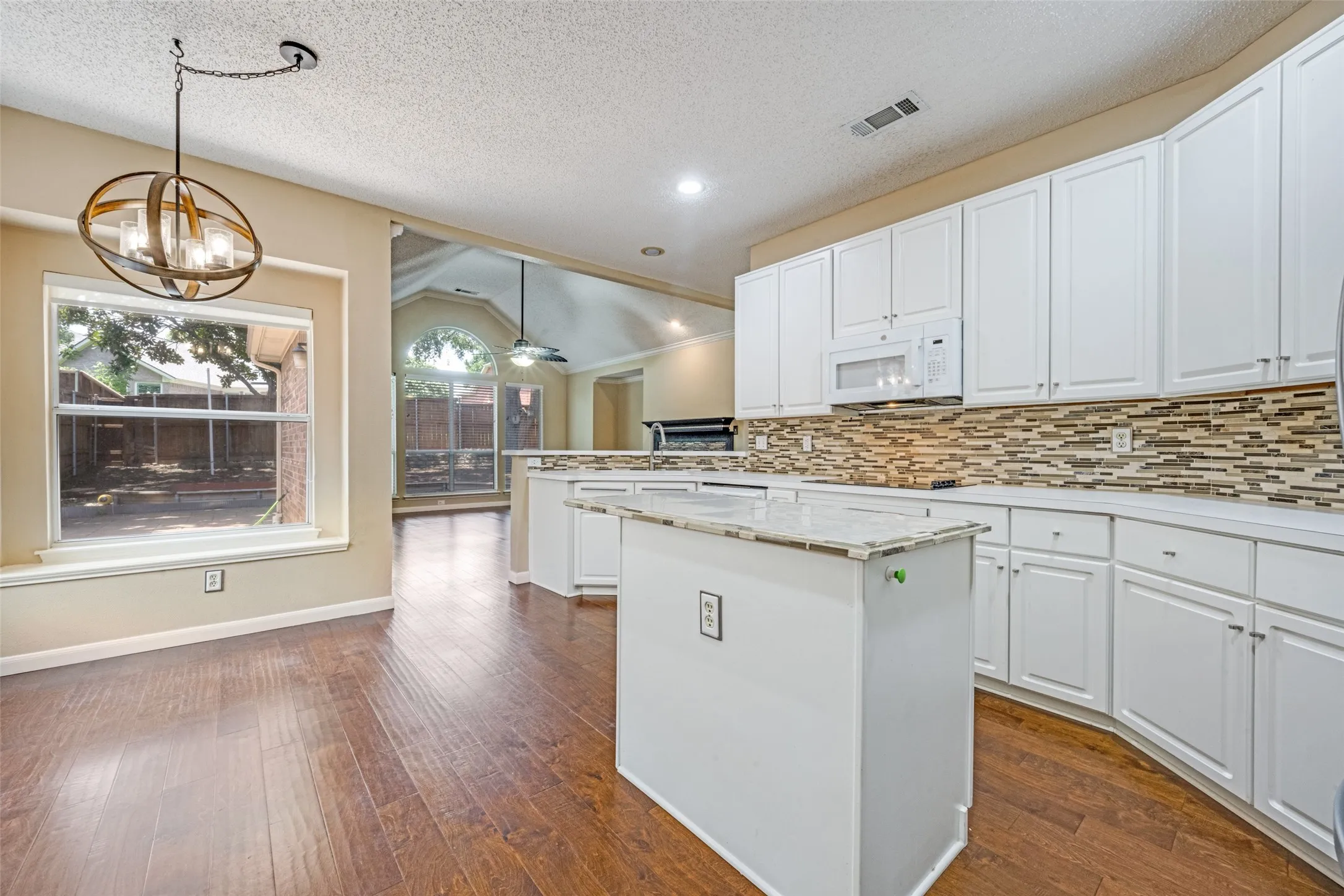 Single Family Residence For Sale in Denton County , 2905 Furlong Drive W, Flower Mound, Texas 75022, 4 Bedroom, 3 Bathroom, 2 Garage spaces, 2,265 Sqft, built in 1996, mls#21310042, Real Estate Agent in Flower Mound, Homes For Sale in Denton county, Homes For Sale in Flower Mound, Realtor in Flower Mound Texas, Real Estate Brokerage Independent Realty Texas, Luminita Cordes Realtor