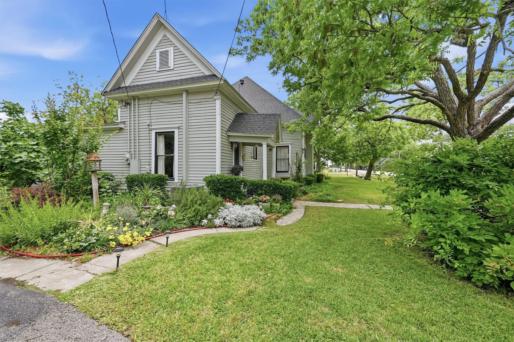 Single Family Residence For Sale in Collin County , 202 E Main Street, Celina, Texas 75009, 3 Bedrooms, 2 Bathrooms, Garage spaces, 2,392 Sqft, built in 1915, Price $1,800,000, mls#21269325, Real Estate Agent in Celina, Homes For Sale in Collin county, Homes For Sale in Celina, Realtor in Celina Texas, Real Estate Brokerage Independent Realty Texas, Luminita Cordes Realtor