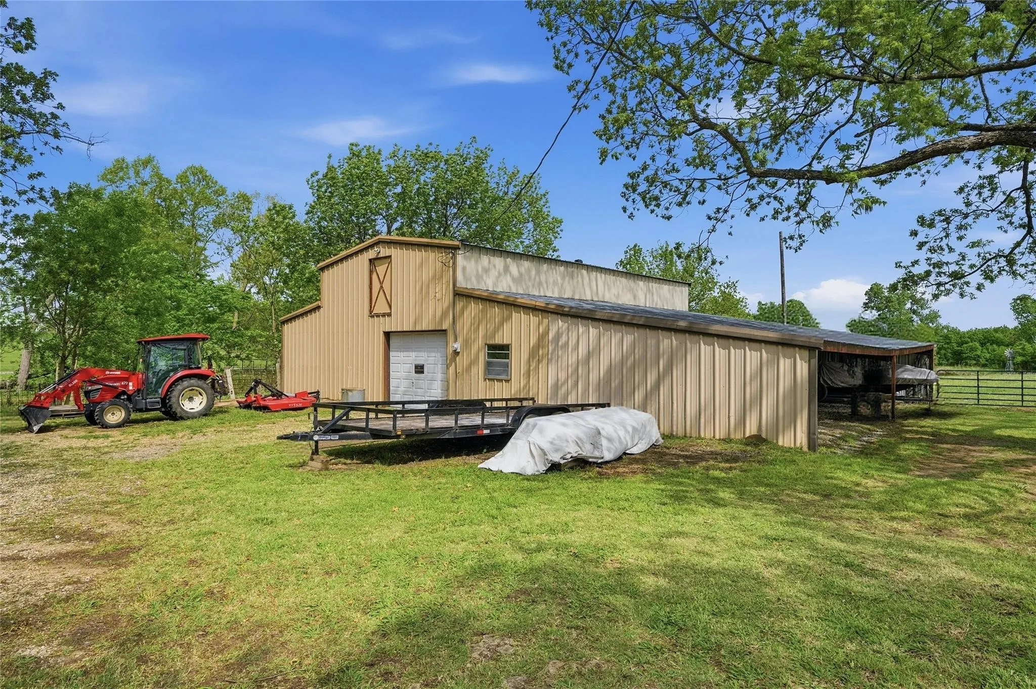 Single Family Residence For Sale in Grayson County , 4877 Fm 84, Denison, Texas 75020, 3 Bedroom, 2 Bathroom, 2 Garage spaces, 3,964 Sqft, built in 1977, mls#21309745, Real Estate Agent in Denison, Homes For Sale in Grayson county, Homes For Sale in Denison, Realtor in Denison Texas, Real Estate Brokerage Independent Realty Texas, Luminita Cordes Realtor