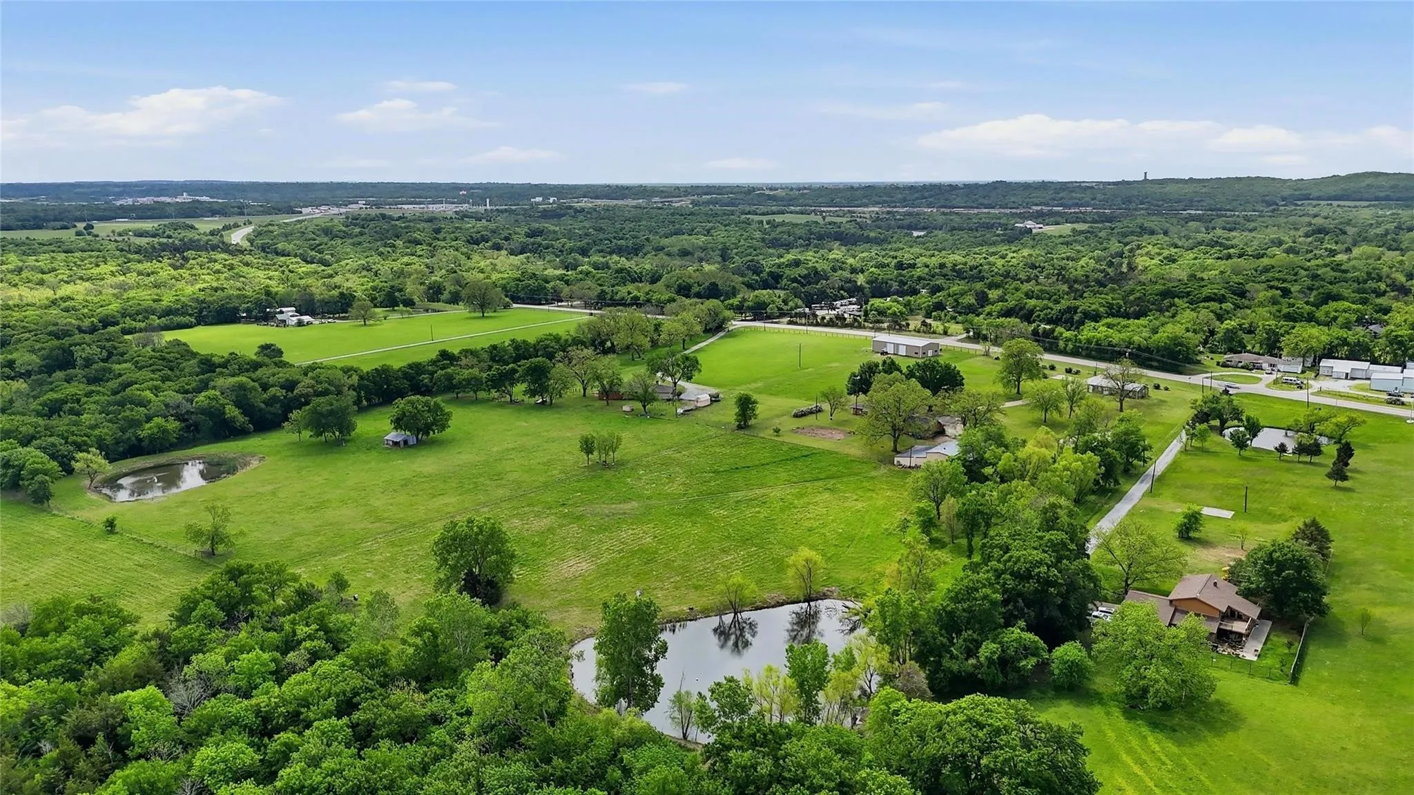 Single Family Residence For Sale in Grayson County , 4877 Fm 84, Denison, Texas 75020, 3 Bedroom, 2 Bathroom, 2 Garage spaces, 3,964 Sqft, built in 1977, mls#21309745, Real Estate Agent in Denison, Homes For Sale in Grayson county, Homes For Sale in Denison, Realtor in Denison Texas, Real Estate Brokerage Independent Realty Texas, Luminita Cordes Realtor