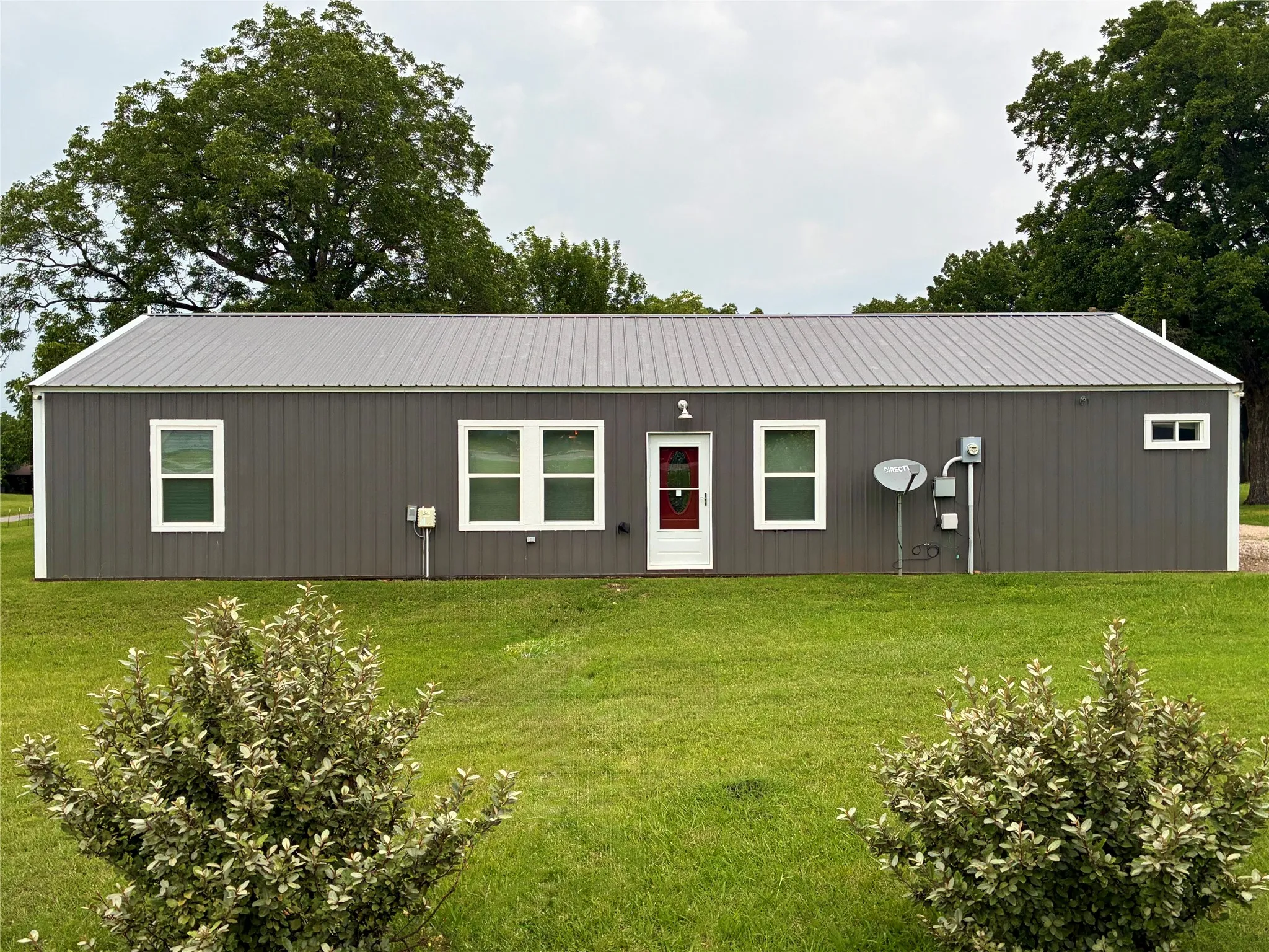 Single Family Residence For Sale in Grayson County , 4877 Fm 84, Denison, Texas 75020, 3 Bedroom, 2 Bathroom, 2 Garage spaces, 3,964 Sqft, built in 1977, mls#21309745, Real Estate Agent in Denison, Homes For Sale in Grayson county, Homes For Sale in Denison, Realtor in Denison Texas, Real Estate Brokerage Independent Realty Texas, Luminita Cordes Realtor