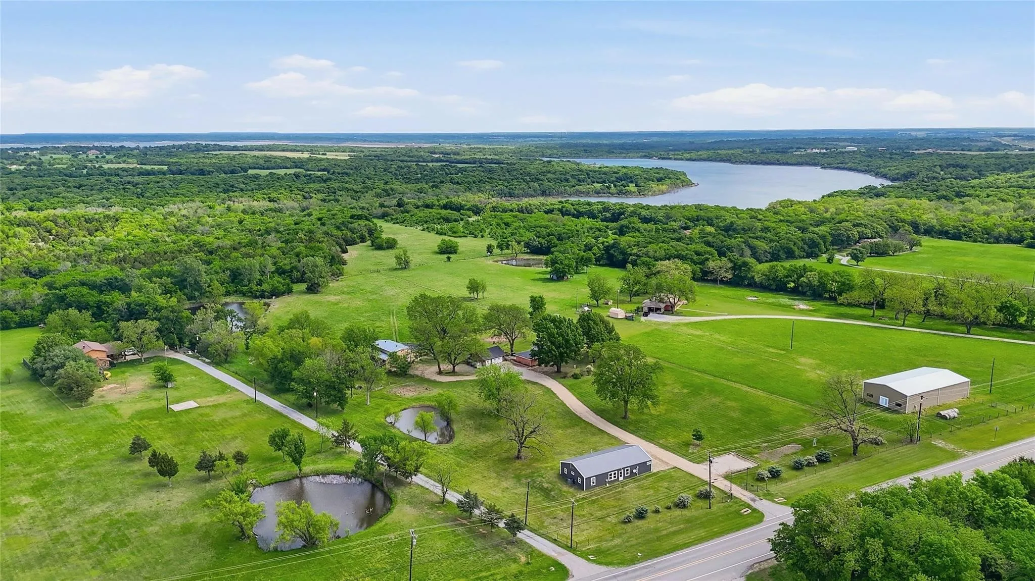 Single Family Residence For Sale in Grayson County , 4877 Fm 84, Denison, Texas 75020, 3 Bedroom, 2 Bathroom, 2 Garage spaces, 3,964 Sqft, built in 1977, mls#21309745, Real Estate Agent in Denison, Homes For Sale in Grayson county, Homes For Sale in Denison, Realtor in Denison Texas, Real Estate Brokerage Independent Realty Texas, Luminita Cordes Realtor