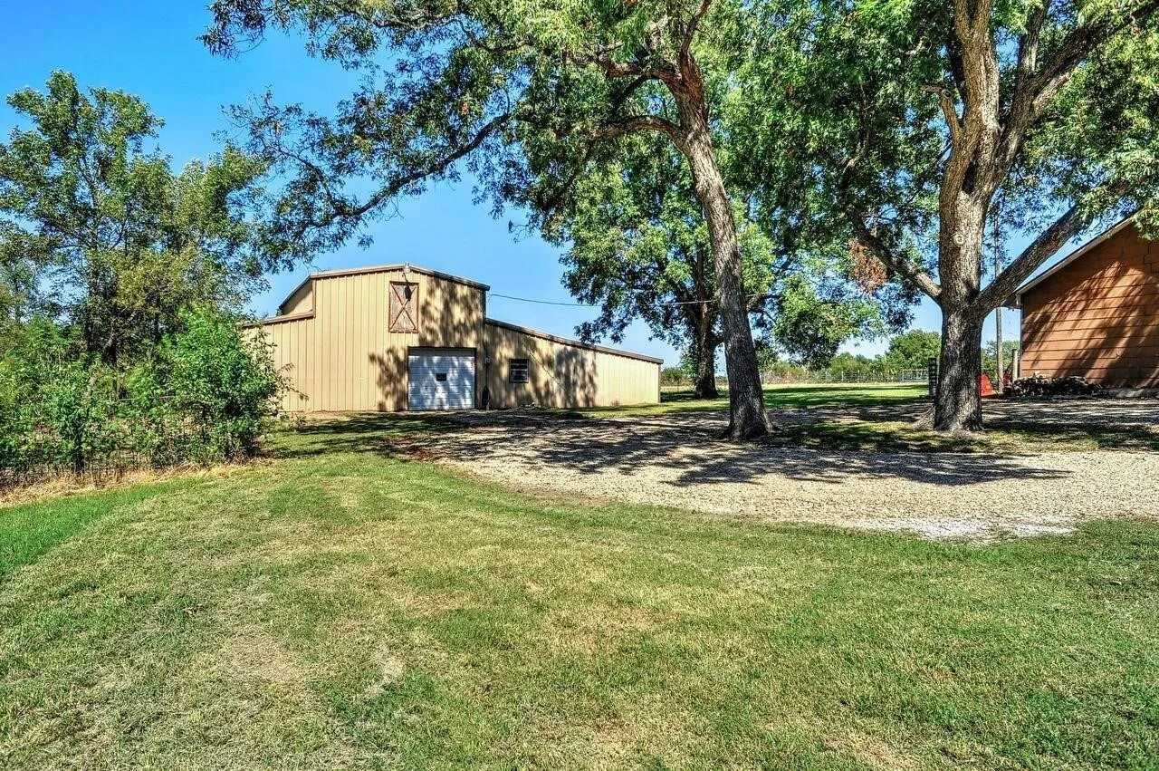 Single Family Residence For Sale in Grayson County , 4877 Fm 84, Denison, Texas 75020, 3 Bedroom, 2 Bathroom, 2 Garage spaces, 3,964 Sqft, built in 1977, mls#21309745, Real Estate Agent in Denison, Homes For Sale in Grayson county, Homes For Sale in Denison, Realtor in Denison Texas, Real Estate Brokerage Independent Realty Texas, Luminita Cordes Realtor