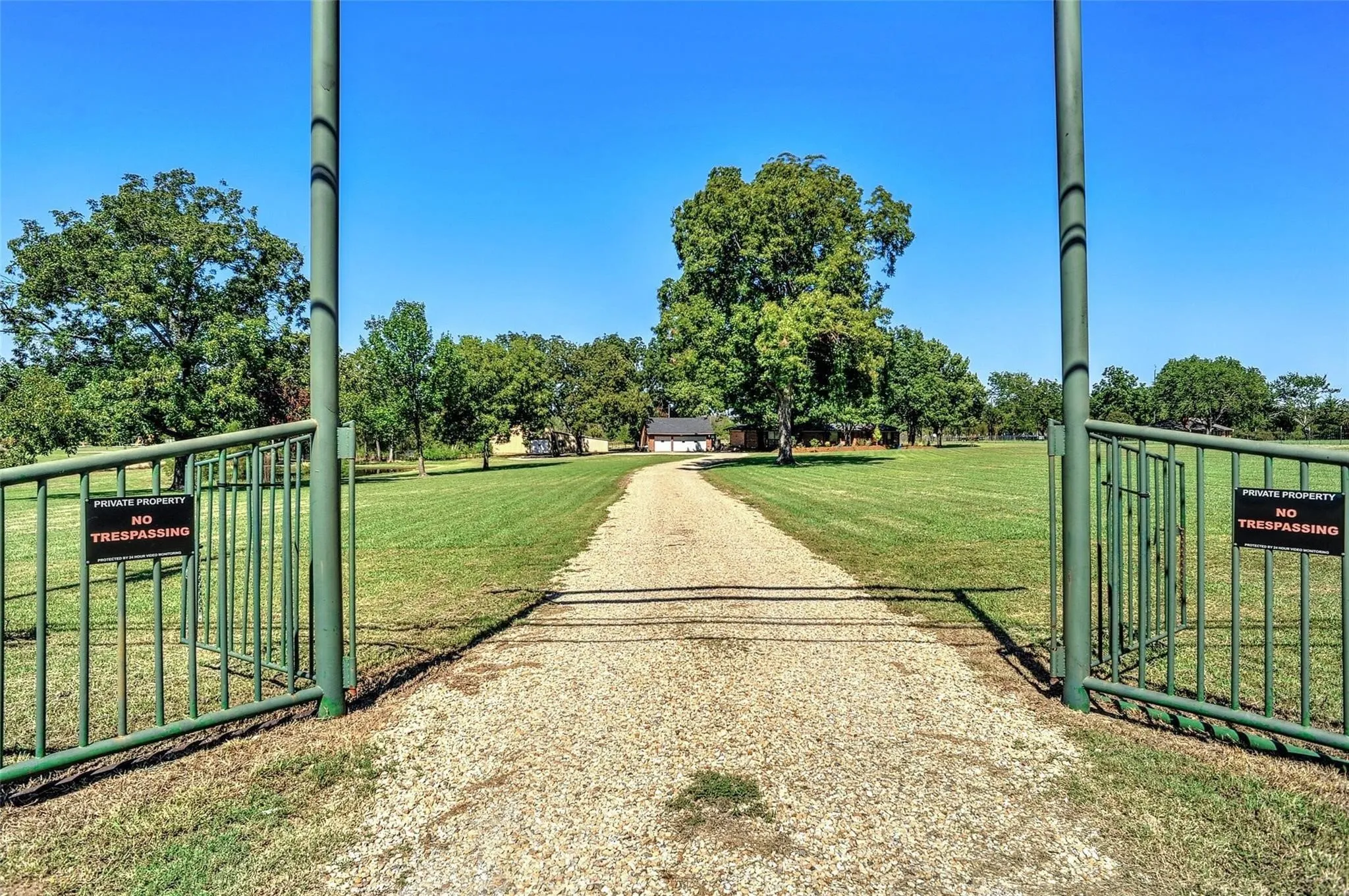 Single Family Residence For Sale in Grayson County , 4877 Fm 84, Denison, Texas 75020, 3 Bedroom, 2 Bathroom, 2 Garage spaces, 3,964 Sqft, built in 1977, mls#21309745, Real Estate Agent in Denison, Homes For Sale in Grayson county, Homes For Sale in Denison, Realtor in Denison Texas, Real Estate Brokerage Independent Realty Texas, Luminita Cordes Realtor