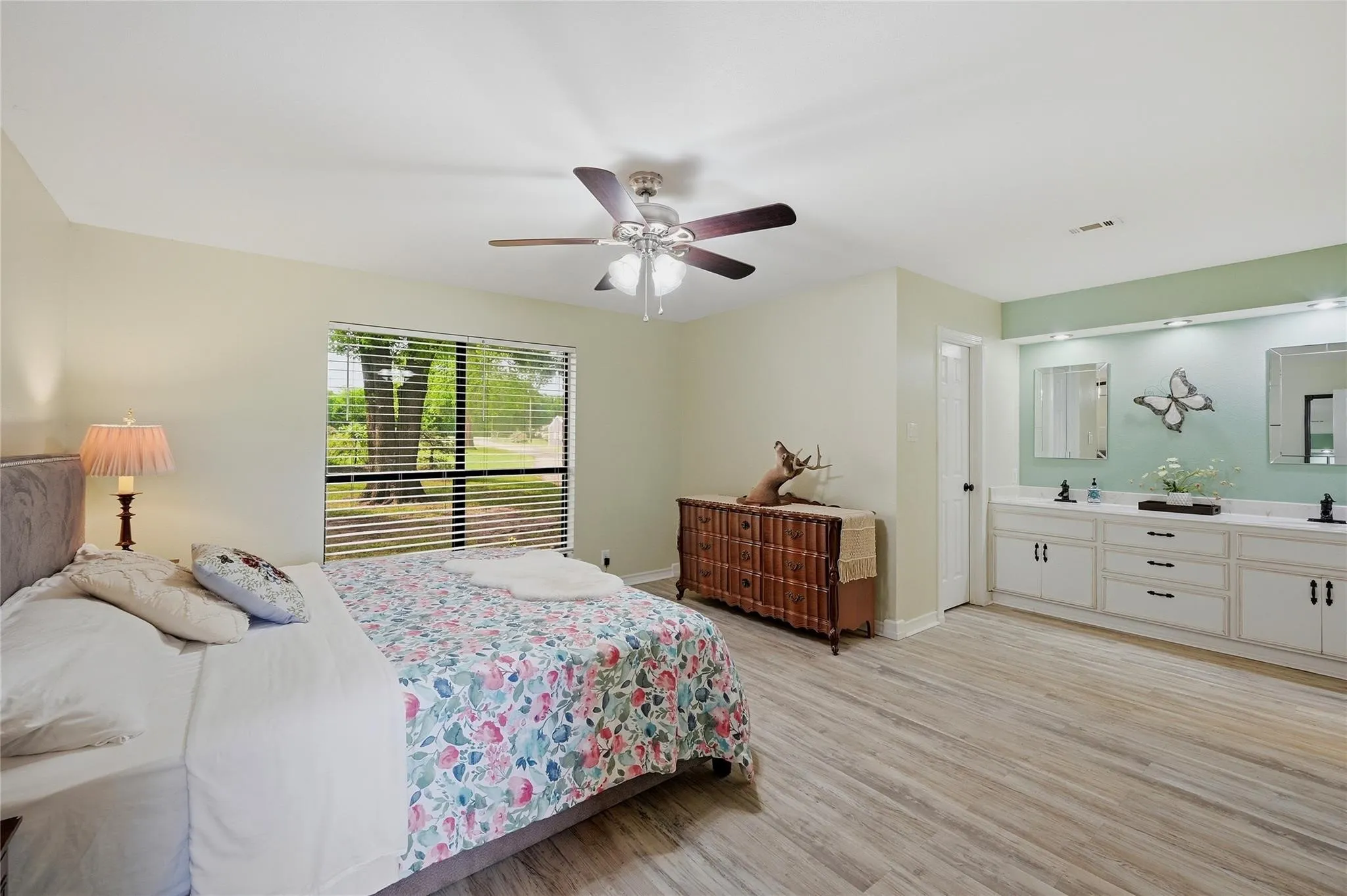 Single Family Residence For Sale in Grayson County , 4877 Fm 84, Denison, Texas 75020, 3 Bedroom, 2 Bathroom, 2 Garage spaces, 3,964 Sqft, built in 1977, mls#21309745, Real Estate Agent in Denison, Homes For Sale in Grayson county, Homes For Sale in Denison, Realtor in Denison Texas, Real Estate Brokerage Independent Realty Texas, Luminita Cordes Realtor