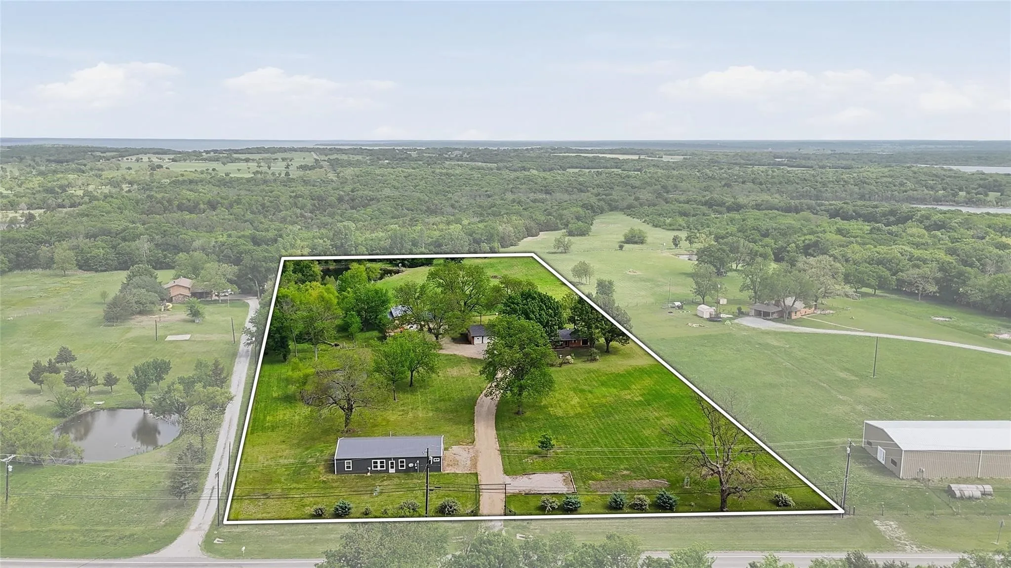 Single Family Residence For Sale in Grayson County , 4877 Fm 84, Denison, Texas 75020, 3 Bedroom, 2 Bathroom, 2 Garage spaces, 3,964 Sqft, built in 1977, mls#21309745, Real Estate Agent in Denison, Homes For Sale in Grayson county, Homes For Sale in Denison, Realtor in Denison Texas, Real Estate Brokerage Independent Realty Texas, Luminita Cordes Realtor