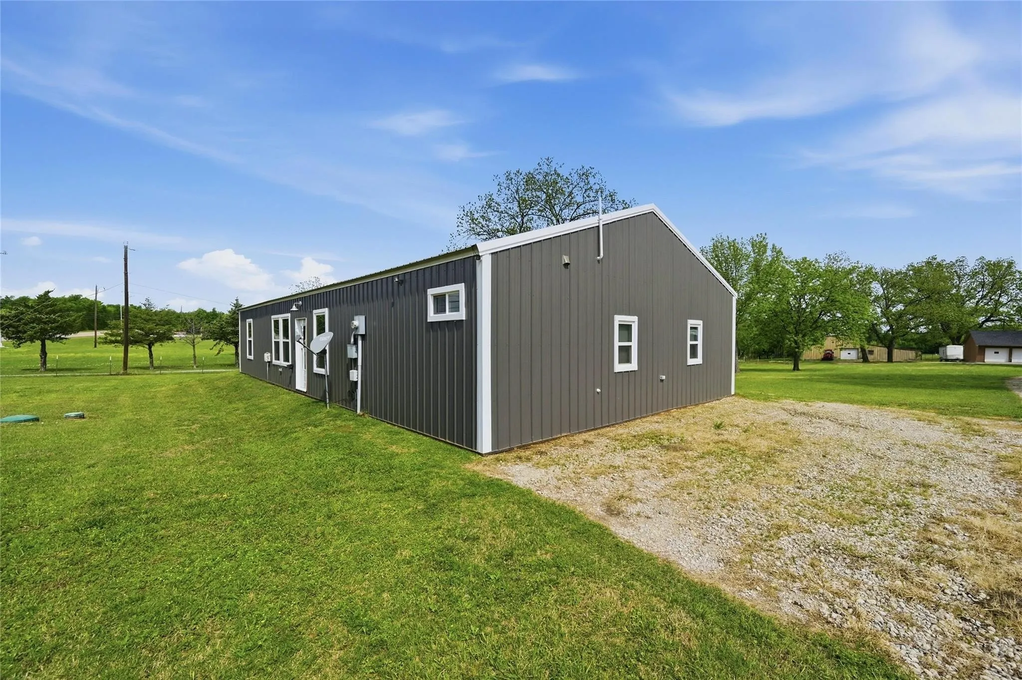 Single Family Residence For Sale in Grayson County , 4877 Fm 84, Denison, Texas 75020, 3 Bedroom, 2 Bathroom, 2 Garage spaces, 3,964 Sqft, built in 1977, mls#21309745, Real Estate Agent in Denison, Homes For Sale in Grayson county, Homes For Sale in Denison, Realtor in Denison Texas, Real Estate Brokerage Independent Realty Texas, Luminita Cordes Realtor
