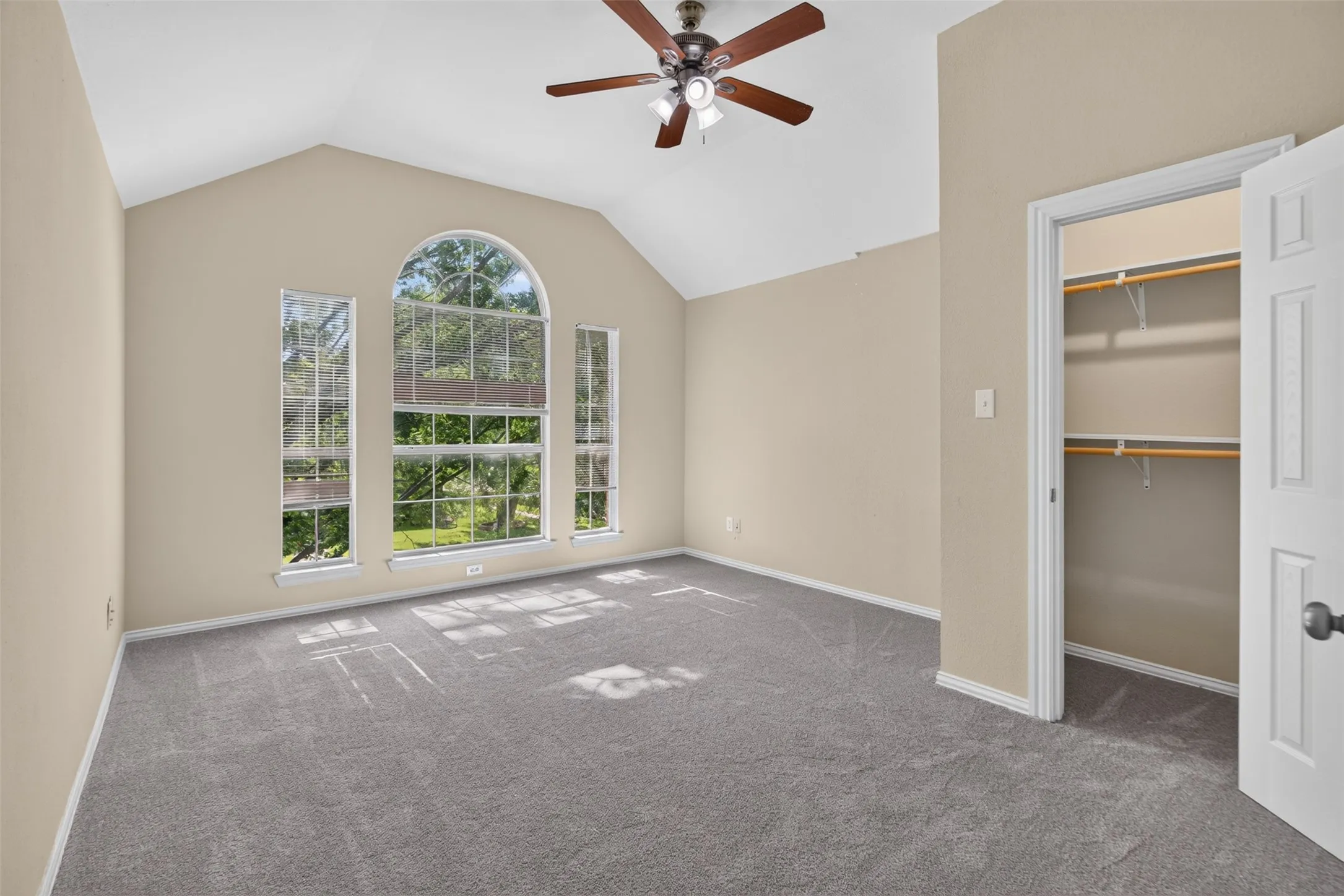 Vaulted ceiling with an installed ceiling fan and light fixture