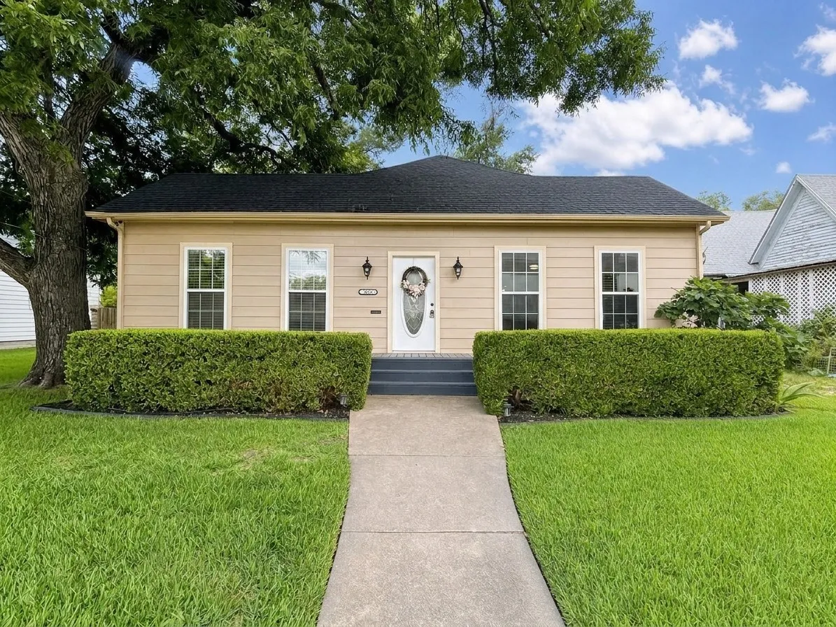 Single Family Residence For Sale in Grayson County , 620 S Crockett Street, Sherman, Texas 75090, 2 Bedroom, 1 Bathroom, Garage spaces, 1,408 Sqft, built in 1930, mls#21299554, Real Estate Agent in Sherman, Homes For Sale in Grayson county, Homes For Sale in Sherman, Realtor in Sherman Texas, Real Estate Brokerage Independent Realty Texas, Luminita Cordes Realtor