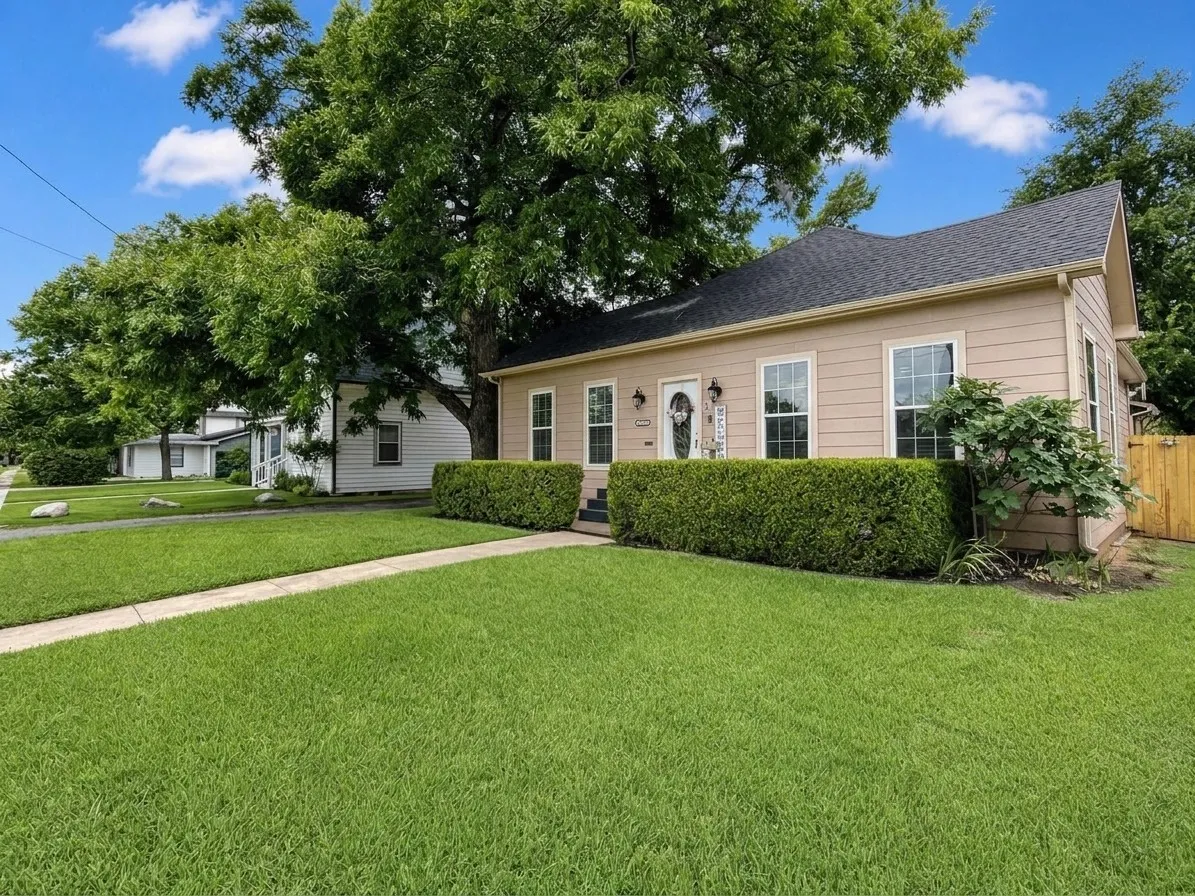 Single Family Residence For Sale in Grayson County , 620 S Crockett Street, Sherman, Texas 75090, 2 Bedroom, 1 Bathroom, Garage spaces, 1,408 Sqft, built in 1930, mls#21299554, Real Estate Agent in Sherman, Homes For Sale in Grayson county, Homes For Sale in Sherman, Realtor in Sherman Texas, Real Estate Brokerage Independent Realty Texas, Luminita Cordes Realtor