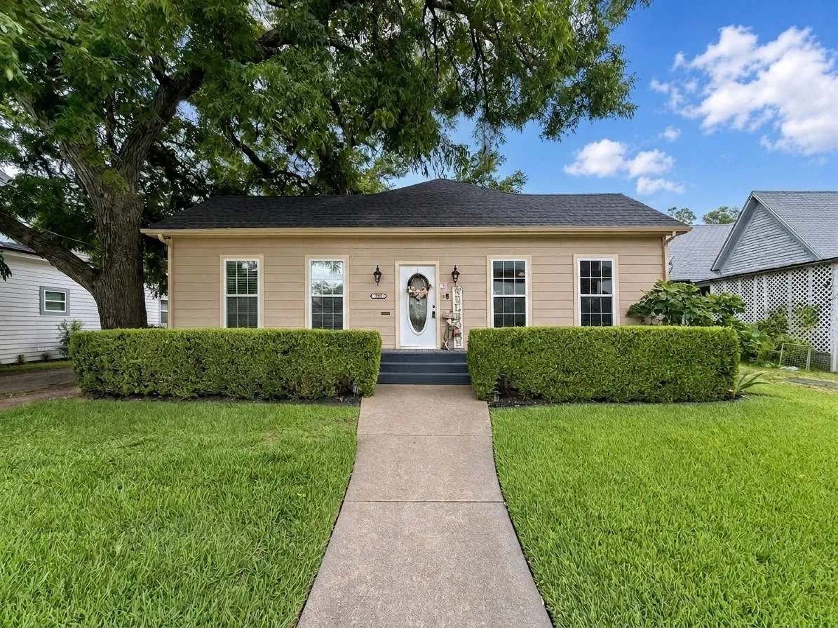 Single Family Residence For Sale in Grayson County , 620 S Crockett Street, Sherman, Texas 75090, 2 Bedroom, 1 Bathroom, Garage spaces, 1,408 Sqft, built in 1930, mls#21299554, Real Estate Agent in Sherman, Homes For Sale in Grayson county, Homes For Sale in Sherman, Realtor in Sherman Texas, Real Estate Brokerage Independent Realty Texas, Luminita Cordes Realtor