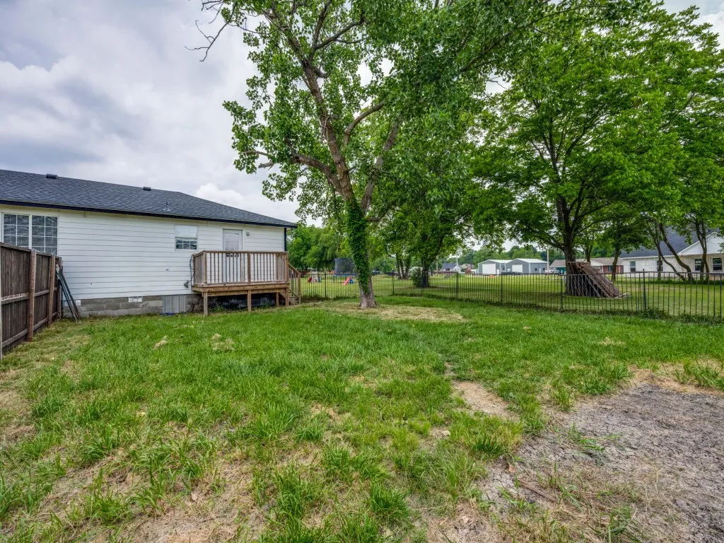 Single Family Residence For Sale in Fannin County , 411 W Houston Street, Leonard, Texas 75452, 4 Bedroom, 3 Bathroom, Garage spaces, 1,896 Sqft, built in 1998, mls#21311753, Real Estate Agent in Leonard, Homes For Sale in Fannin county, Homes For Sale in Leonard, Realtor in Leonard Texas, Real Estate Brokerage Independent Realty Texas, Luminita Cordes Realtor