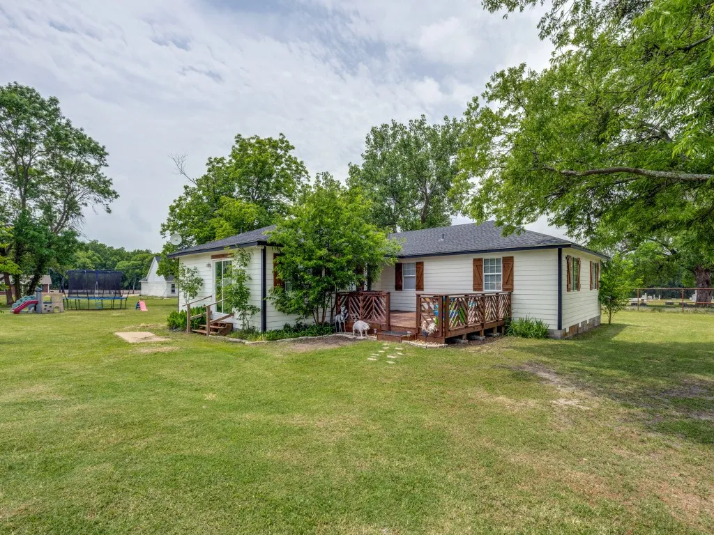 Single Family Residence For Sale in Fannin County , 411 W Houston Street, Leonard, Texas 75452, 4 Bedroom, 3 Bathroom, Garage spaces, 1,896 Sqft, built in 1998, mls#21311753, Real Estate Agent in Leonard, Homes For Sale in Fannin county, Homes For Sale in Leonard, Realtor in Leonard Texas, Real Estate Brokerage Independent Realty Texas, Luminita Cordes Realtor