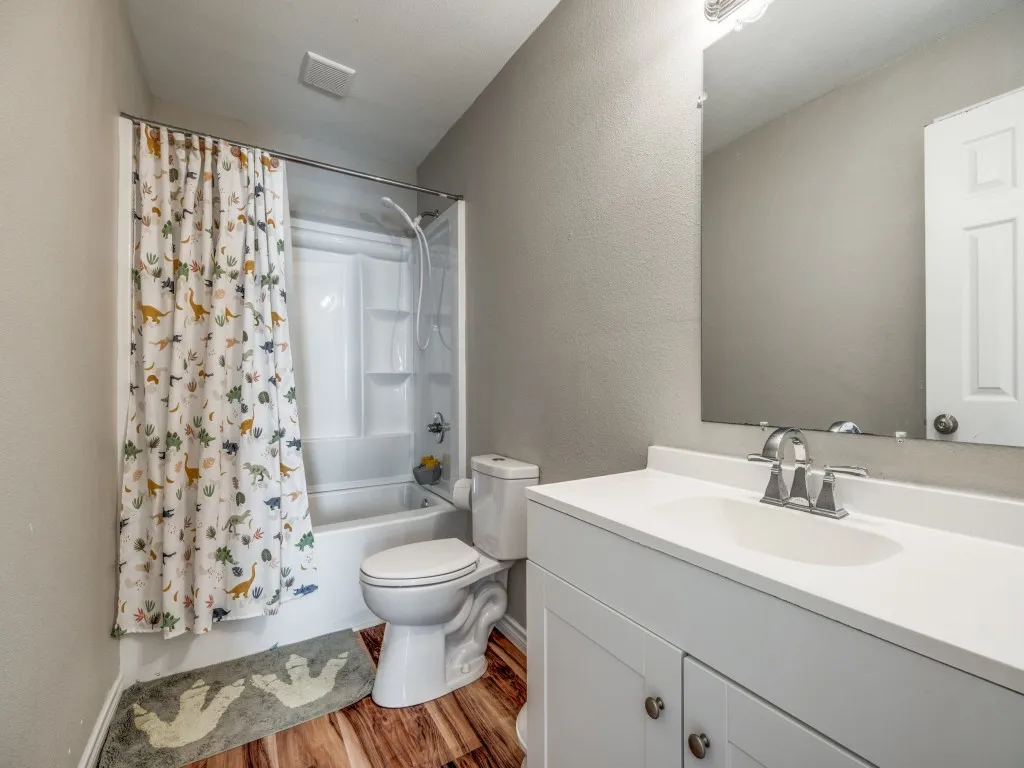 Single Family Residence For Sale in Fannin County , 411 W Houston Street, Leonard, Texas 75452, 4 Bedroom, 3 Bathroom, Garage spaces, 1,896 Sqft, built in 1998, mls#21311753, Real Estate Agent in Leonard, Homes For Sale in Fannin county, Homes For Sale in Leonard, Realtor in Leonard Texas, Real Estate Brokerage Independent Realty Texas, Luminita Cordes Realtor