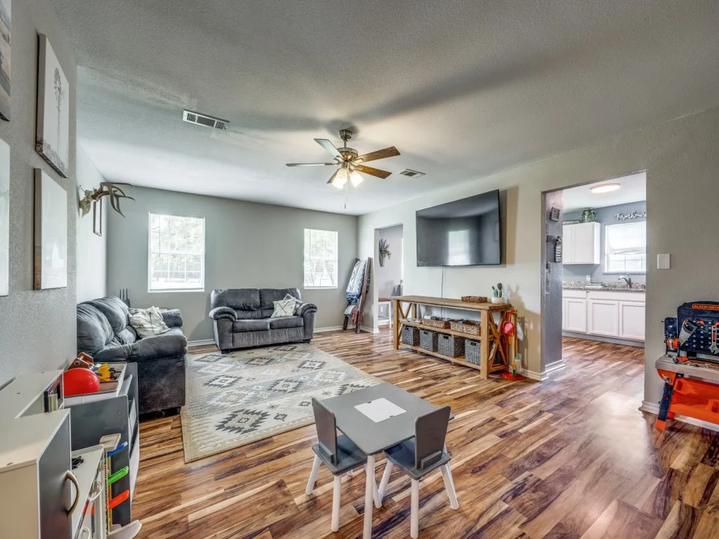 Single Family Residence For Sale in Fannin County , 411 W Houston Street, Leonard, Texas 75452, 4 Bedroom, 3 Bathroom, Garage spaces, 1,896 Sqft, built in 1998, mls#21311753, Real Estate Agent in Leonard, Homes For Sale in Fannin county, Homes For Sale in Leonard, Realtor in Leonard Texas, Real Estate Brokerage Independent Realty Texas, Luminita Cordes Realtor