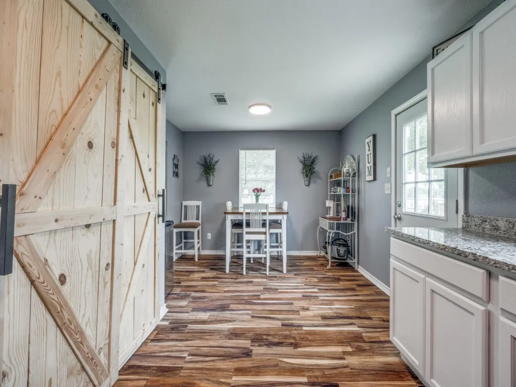 Single Family Residence For Sale in Fannin County , 411 W Houston Street, Leonard, Texas 75452, 4 Bedroom, 3 Bathroom, Garage spaces, 1,896 Sqft, built in 1998, mls#21311753, Real Estate Agent in Leonard, Homes For Sale in Fannin county, Homes For Sale in Leonard, Realtor in Leonard Texas, Real Estate Brokerage Independent Realty Texas, Luminita Cordes Realtor