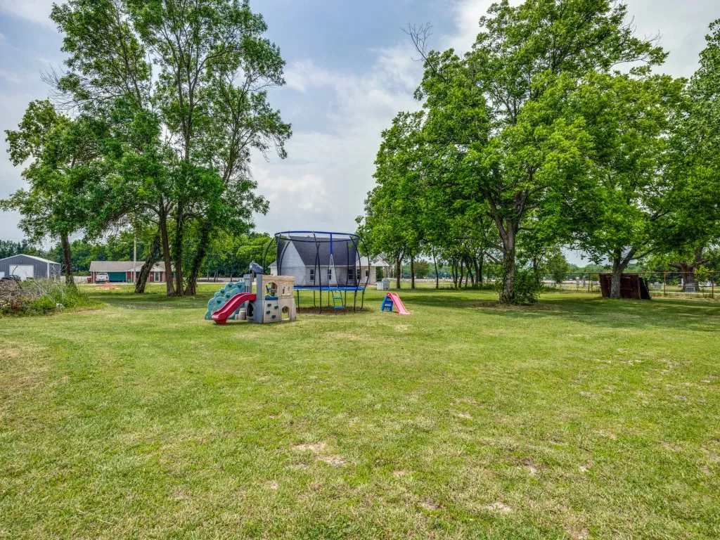 Single Family Residence For Sale in Fannin County , 411 W Houston Street, Leonard, Texas 75452, 4 Bedroom, 3 Bathroom, Garage spaces, 1,896 Sqft, built in 1998, mls#21311753, Real Estate Agent in Leonard, Homes For Sale in Fannin county, Homes For Sale in Leonard, Realtor in Leonard Texas, Real Estate Brokerage Independent Realty Texas, Luminita Cordes Realtor