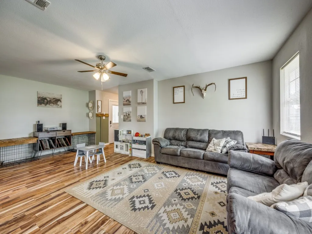 Single Family Residence For Sale in Fannin County , 411 W Houston Street, Leonard, Texas 75452, 4 Bedroom, 3 Bathroom, Garage spaces, 1,896 Sqft, built in 1998, mls#21311753, Real Estate Agent in Leonard, Homes For Sale in Fannin county, Homes For Sale in Leonard, Realtor in Leonard Texas, Real Estate Brokerage Independent Realty Texas, Luminita Cordes Realtor