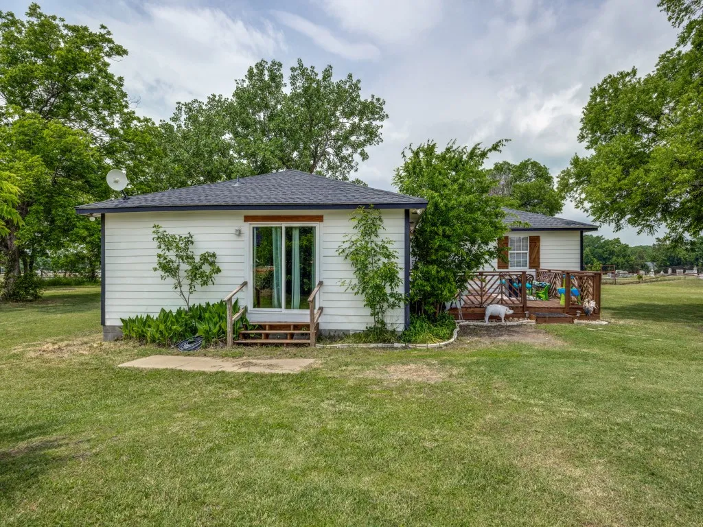 Single Family Residence For Sale in Fannin County , 411 W Houston Street, Leonard, Texas 75452, 4 Bedroom, 3 Bathroom, Garage spaces, 1,896 Sqft, built in 1998, mls#21311753, Real Estate Agent in Leonard, Homes For Sale in Fannin county, Homes For Sale in Leonard, Realtor in Leonard Texas, Real Estate Brokerage Independent Realty Texas, Luminita Cordes Realtor
