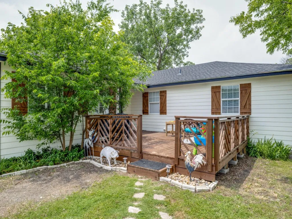 Single Family Residence For Sale in Fannin County , 411 W Houston Street, Leonard, Texas 75452, 4 Bedroom, 3 Bathroom, Garage spaces, 1,896 Sqft, built in 1998, mls#21311753, Real Estate Agent in Leonard, Homes For Sale in Fannin county, Homes For Sale in Leonard, Realtor in Leonard Texas, Real Estate Brokerage Independent Realty Texas, Luminita Cordes Realtor