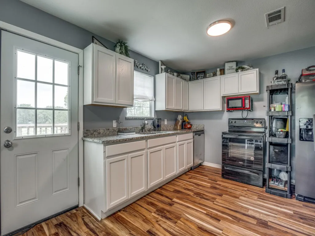Single Family Residence For Sale in Fannin County , 411 W Houston Street, Leonard, Texas 75452, 4 Bedroom, 3 Bathroom, Garage spaces, 1,896 Sqft, built in 1998, mls#21311753, Real Estate Agent in Leonard, Homes For Sale in Fannin county, Homes For Sale in Leonard, Realtor in Leonard Texas, Real Estate Brokerage Independent Realty Texas, Luminita Cordes Realtor