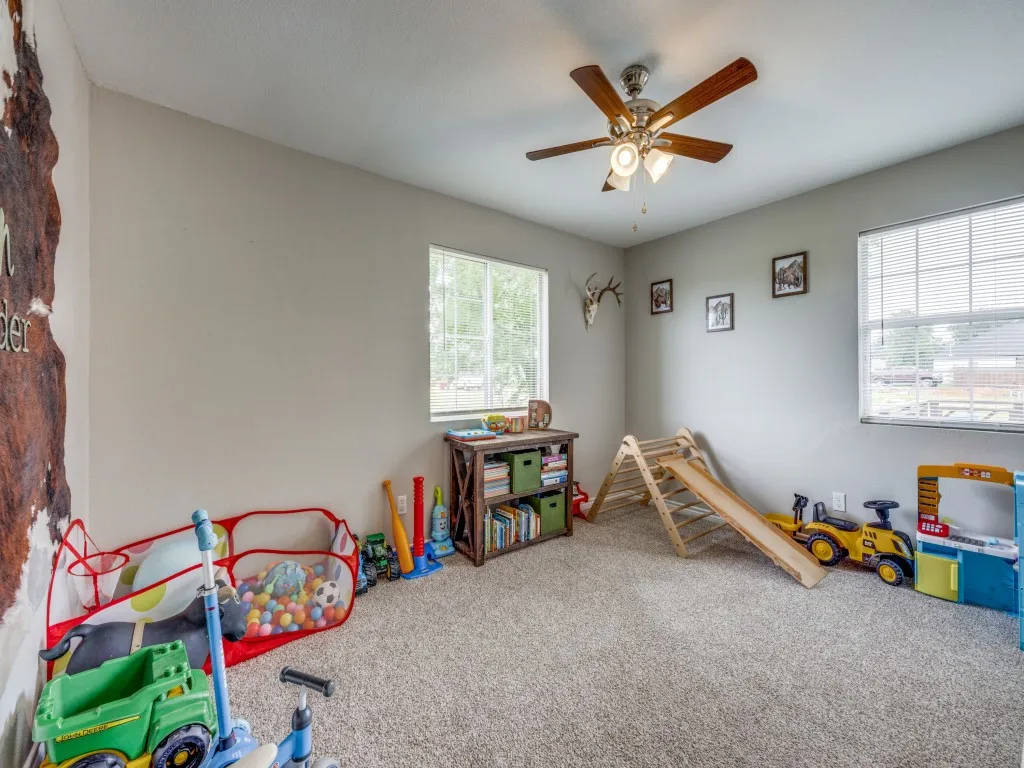 Single Family Residence For Sale in Fannin County , 411 W Houston Street, Leonard, Texas 75452, 4 Bedroom, 3 Bathroom, Garage spaces, 1,896 Sqft, built in 1998, mls#21311753, Real Estate Agent in Leonard, Homes For Sale in Fannin county, Homes For Sale in Leonard, Realtor in Leonard Texas, Real Estate Brokerage Independent Realty Texas, Luminita Cordes Realtor