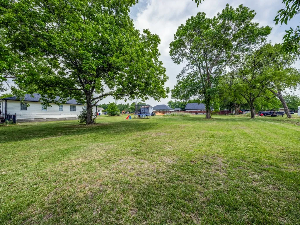 Single Family Residence For Sale in Fannin County , 411 W Houston Street, Leonard, Texas 75452, 4 Bedroom, 3 Bathroom, Garage spaces, 1,896 Sqft, built in 1998, mls#21311753, Real Estate Agent in Leonard, Homes For Sale in Fannin county, Homes For Sale in Leonard, Realtor in Leonard Texas, Real Estate Brokerage Independent Realty Texas, Luminita Cordes Realtor
