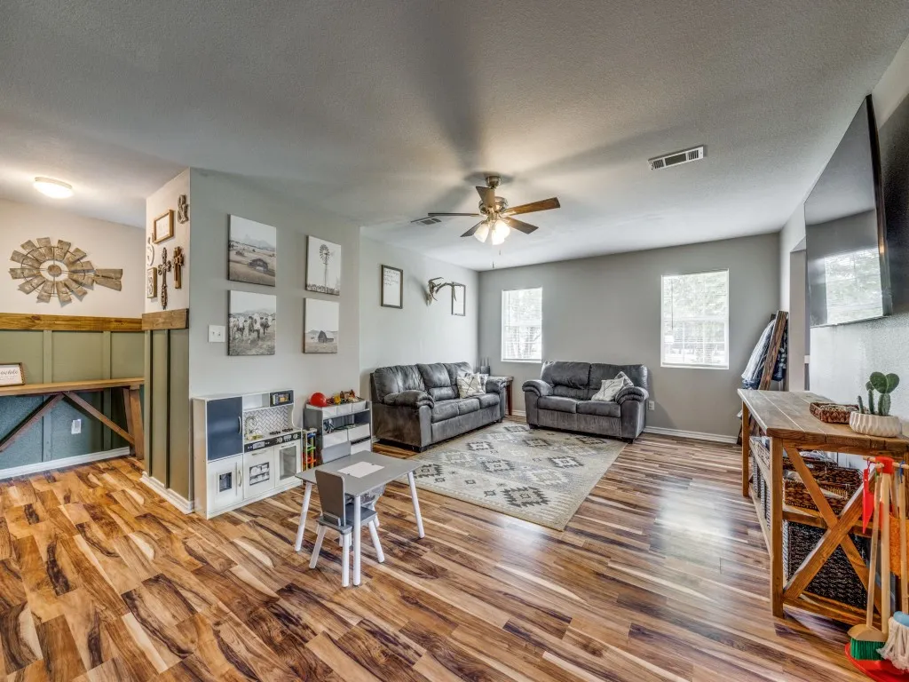 Single Family Residence For Sale in Fannin County , 411 W Houston Street, Leonard, Texas 75452, 4 Bedroom, 3 Bathroom, Garage spaces, 1,896 Sqft, built in 1998, mls#21311753, Real Estate Agent in Leonard, Homes For Sale in Fannin county, Homes For Sale in Leonard, Realtor in Leonard Texas, Real Estate Brokerage Independent Realty Texas, Luminita Cordes Realtor