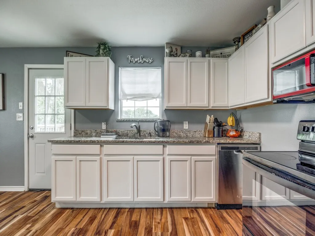 Single Family Residence For Sale in Fannin County , 411 W Houston Street, Leonard, Texas 75452, 4 Bedroom, 3 Bathroom, Garage spaces, 1,896 Sqft, built in 1998, mls#21311753, Real Estate Agent in Leonard, Homes For Sale in Fannin county, Homes For Sale in Leonard, Realtor in Leonard Texas, Real Estate Brokerage Independent Realty Texas, Luminita Cordes Realtor