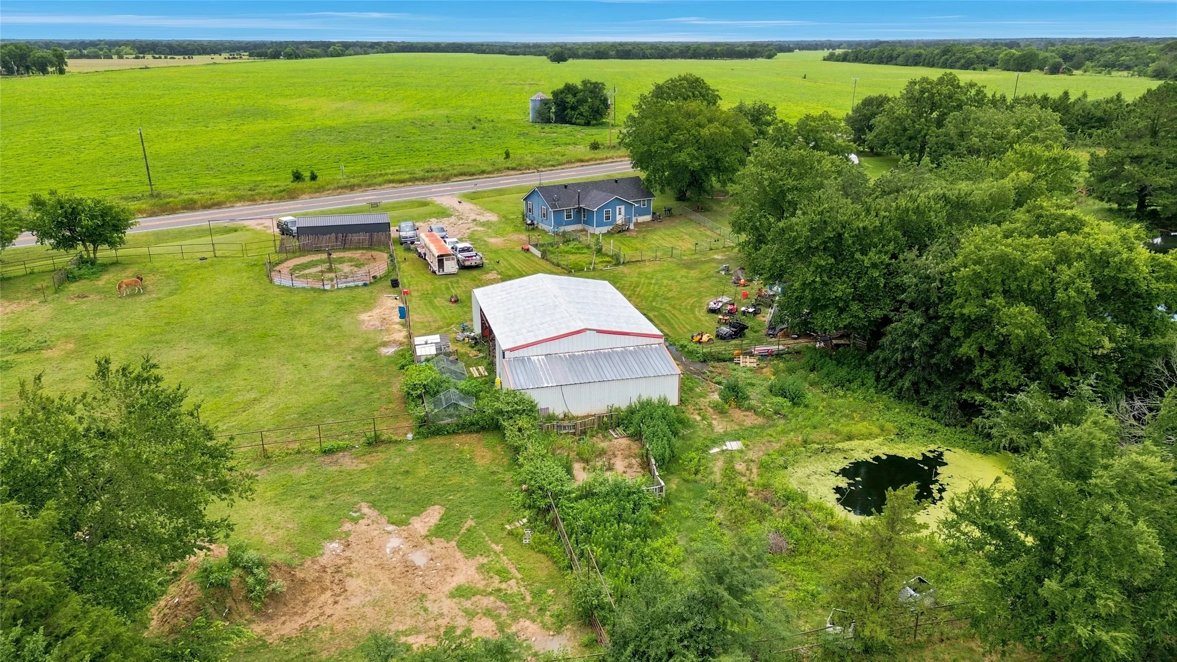 Single Family Residence For Sale in Fannin County , 13017 E Fm 273, Telephone, Texas 75488, 2 Bedroom, 1 Bathroom, Garage spaces, 1,332 Sqft, built in 1940, mls#21305185, Real Estate Agent in Telephone, Homes For Sale in Fannin county, Homes For Sale in Telephone, Realtor in Telephone Texas, Real Estate Brokerage Independent Realty Texas, Luminita Cordes Realtor