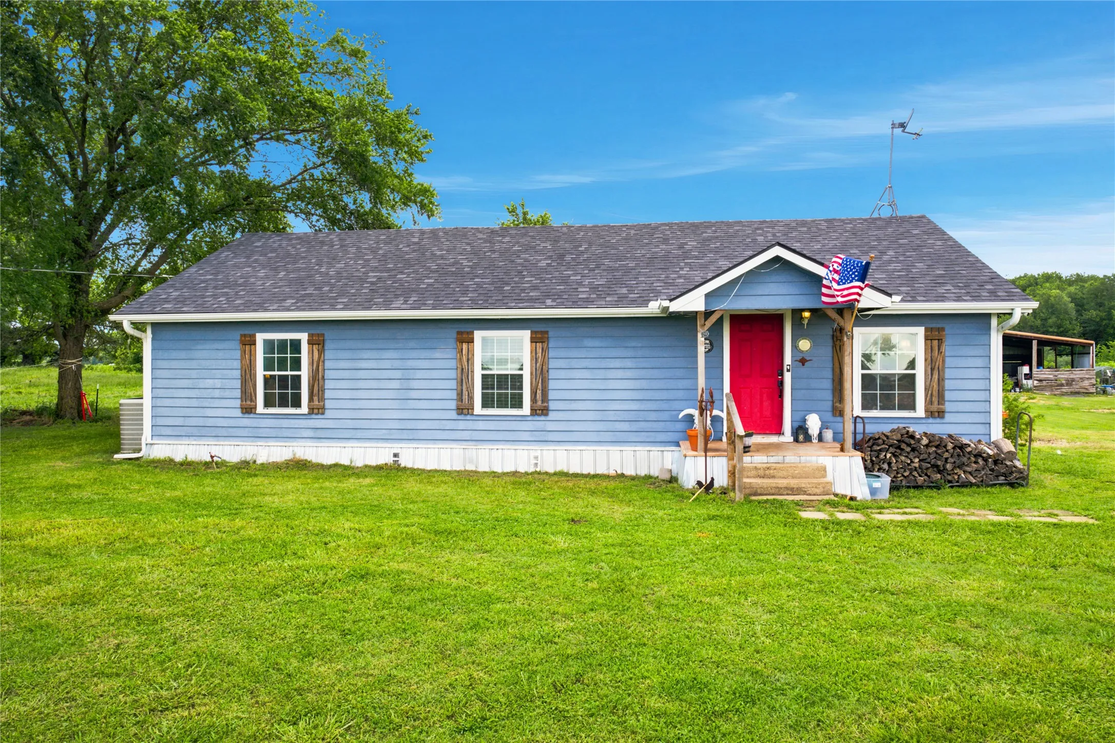Single Family Residence For Sale in Fannin County , 13017 E Fm 273, Telephone, Texas 75488, 2 Bedroom, 1 Bathroom, Garage spaces, 1,332 Sqft, built in 1940, mls#21305185, Real Estate Agent in Telephone, Homes For Sale in Fannin county, Homes For Sale in Telephone, Realtor in Telephone Texas, Real Estate Brokerage Independent Realty Texas, Luminita Cordes Realtor