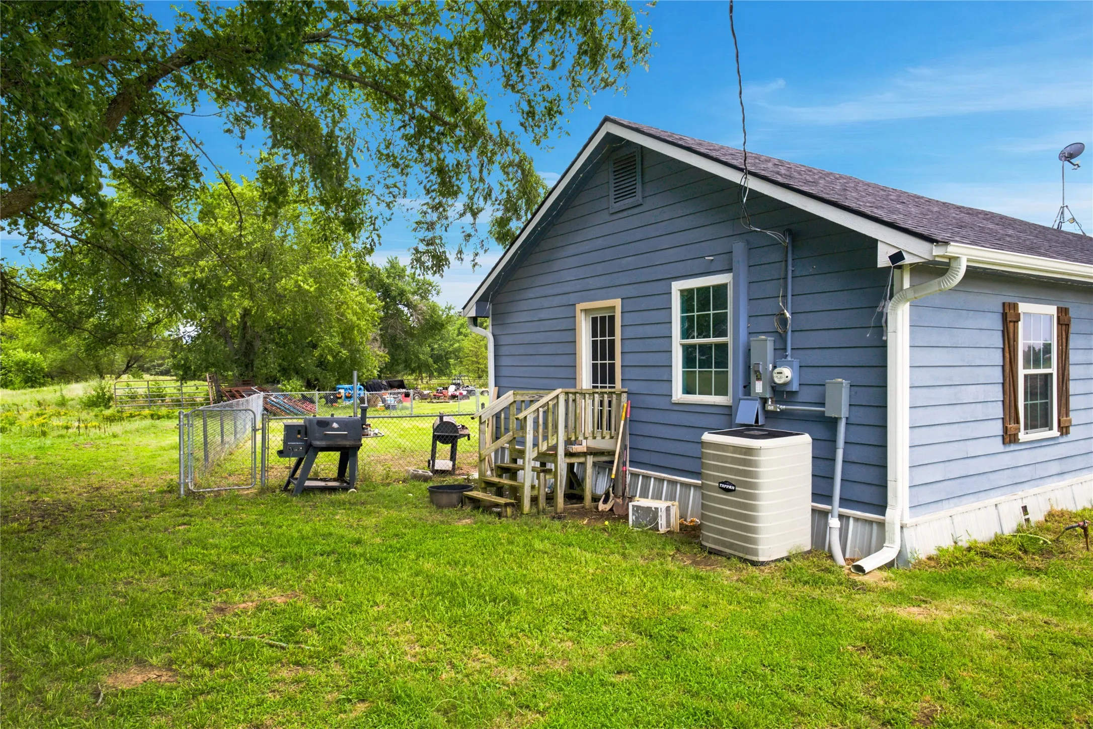 Single Family Residence For Sale in Fannin County , 13017 E Fm 273, Telephone, Texas 75488, 2 Bedroom, 1 Bathroom, Garage spaces, 1,332 Sqft, built in 1940, mls#21305185, Real Estate Agent in Telephone, Homes For Sale in Fannin county, Homes For Sale in Telephone, Realtor in Telephone Texas, Real Estate Brokerage Independent Realty Texas, Luminita Cordes Realtor