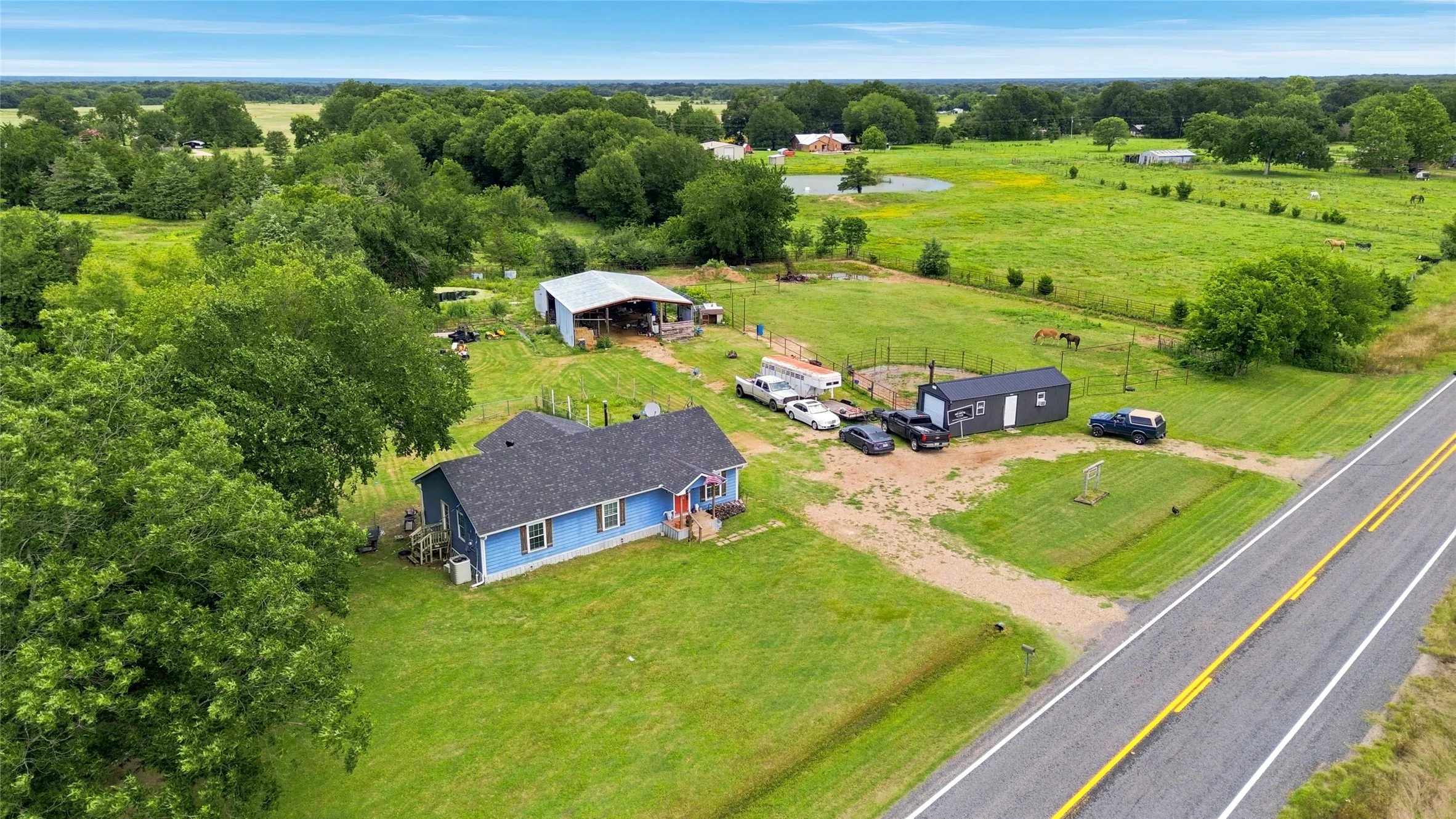 Single Family Residence For Sale in Fannin County , 13017 E Fm 273, Telephone, Texas 75488, 2 Bedroom, 1 Bathroom, Garage spaces, 1,332 Sqft, built in 1940, mls#21305185, Real Estate Agent in Telephone, Homes For Sale in Fannin county, Homes For Sale in Telephone, Realtor in Telephone Texas, Real Estate Brokerage Independent Realty Texas, Luminita Cordes Realtor