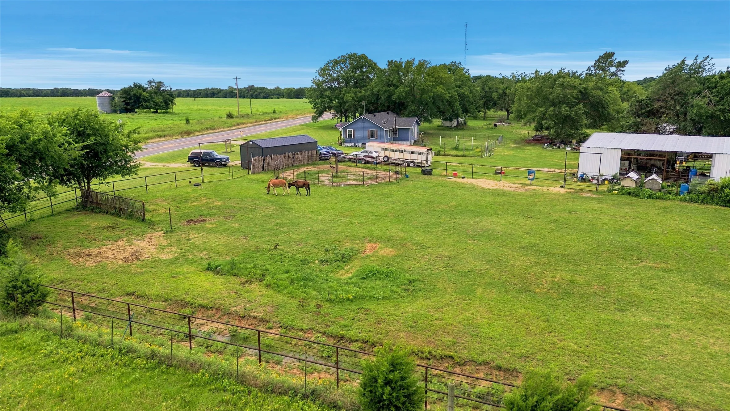 Single Family Residence For Sale in Fannin County , 13017 E Fm 273, Telephone, Texas 75488, 2 Bedroom, 1 Bathroom, Garage spaces, 1,332 Sqft, built in 1940, mls#21305185, Real Estate Agent in Telephone, Homes For Sale in Fannin county, Homes For Sale in Telephone, Realtor in Telephone Texas, Real Estate Brokerage Independent Realty Texas, Luminita Cordes Realtor