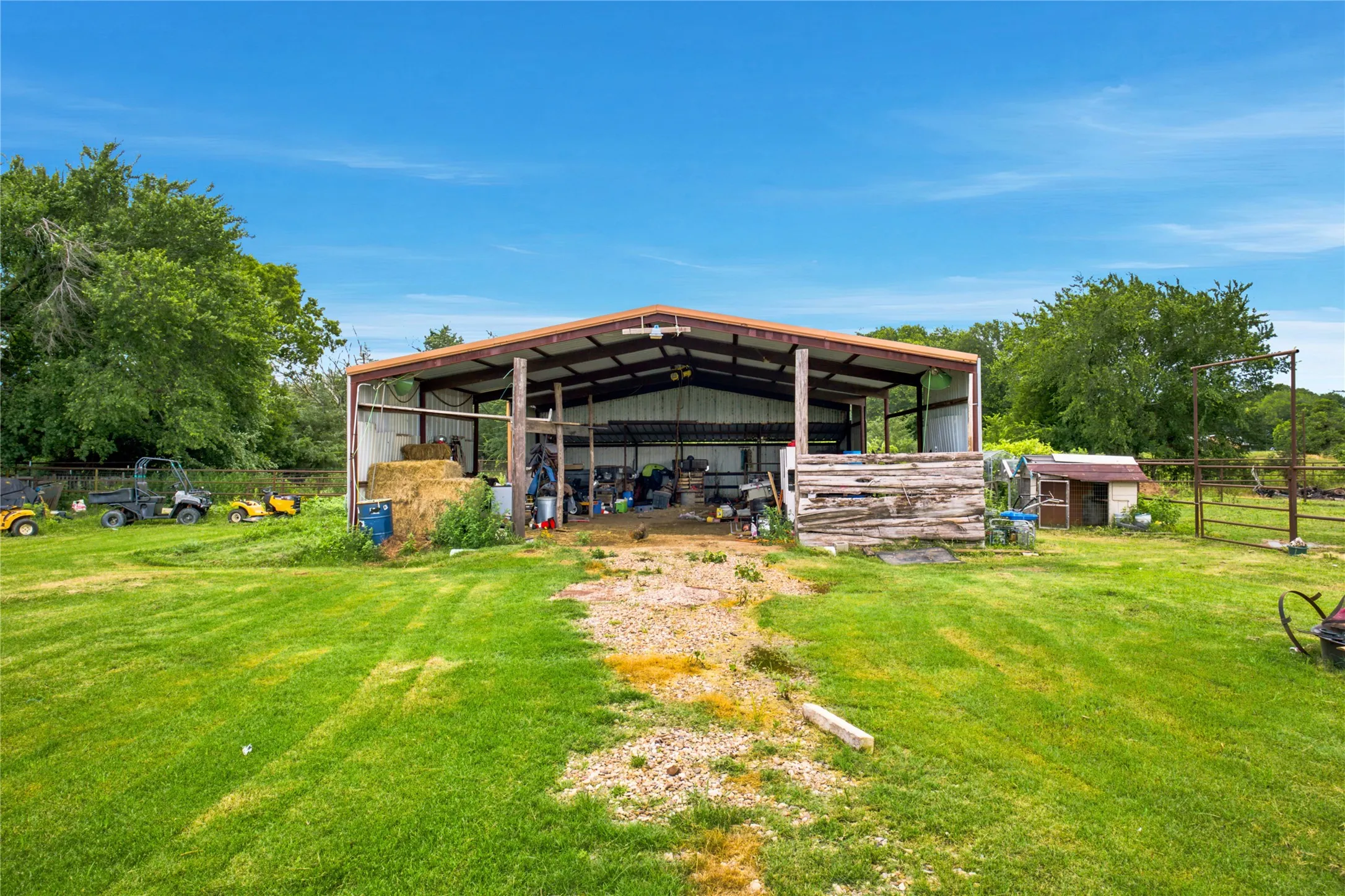 Single Family Residence For Sale in Fannin County , 13017 E Fm 273, Telephone, Texas 75488, 2 Bedroom, 1 Bathroom, Garage spaces, 1,332 Sqft, built in 1940, mls#21305185, Real Estate Agent in Telephone, Homes For Sale in Fannin county, Homes For Sale in Telephone, Realtor in Telephone Texas, Real Estate Brokerage Independent Realty Texas, Luminita Cordes Realtor
