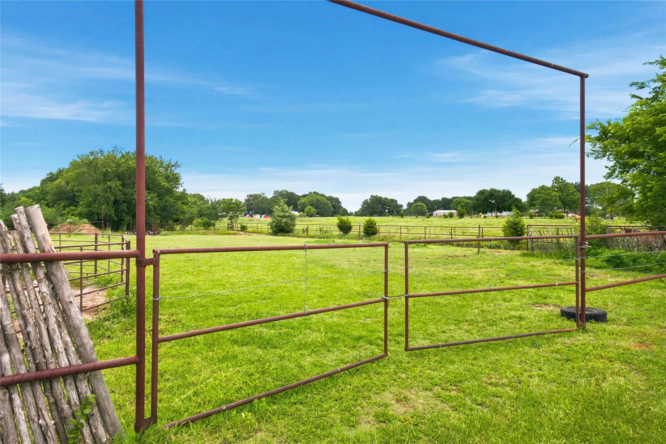 Single Family Residence For Sale in Fannin County , 13017 E Fm 273, Telephone, Texas 75488, 2 Bedroom, 1 Bathroom, Garage spaces, 1,332 Sqft, built in 1940, mls#21305185, Real Estate Agent in Telephone, Homes For Sale in Fannin county, Homes For Sale in Telephone, Realtor in Telephone Texas, Real Estate Brokerage Independent Realty Texas, Luminita Cordes Realtor