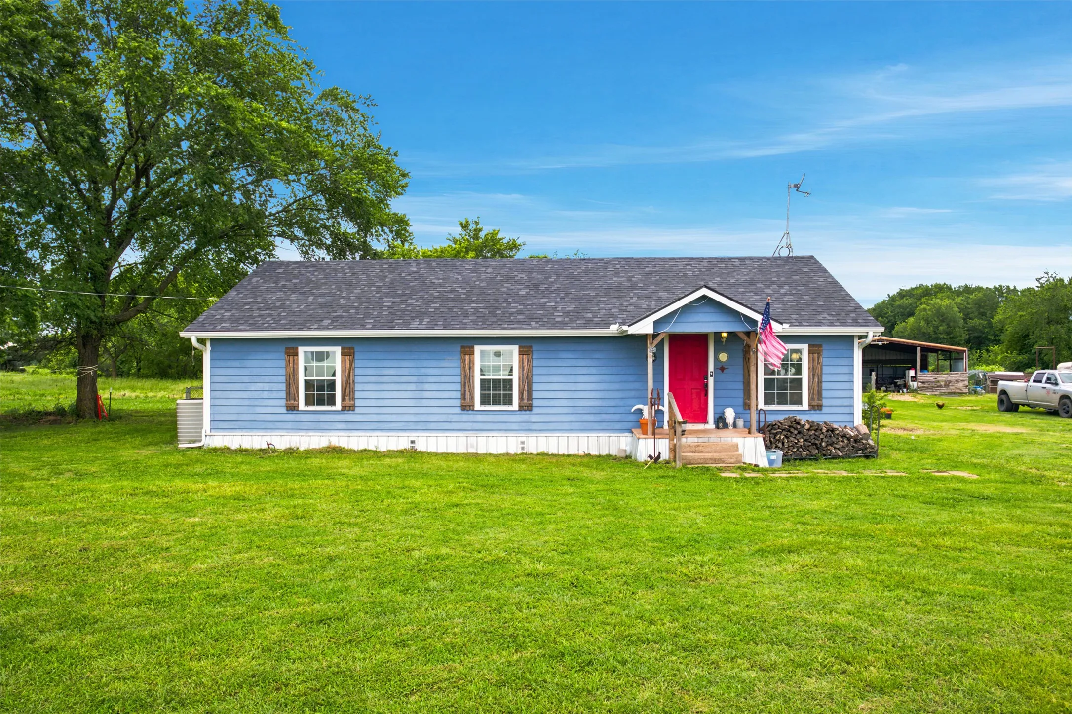 Single Family Residence For Sale in Fannin County , 13017 E Fm 273, Telephone, Texas 75488, 2 Bedroom, 1 Bathroom, Garage spaces, 1,332 Sqft, built in 1940, mls#21305185, Real Estate Agent in Telephone, Homes For Sale in Fannin county, Homes For Sale in Telephone, Realtor in Telephone Texas, Real Estate Brokerage Independent Realty Texas, Luminita Cordes Realtor