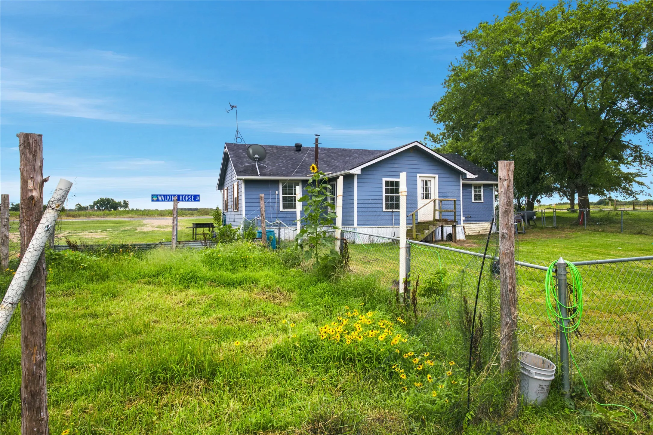 Single Family Residence For Sale in Fannin County , 13017 E Fm 273, Telephone, Texas 75488, 2 Bedroom, 1 Bathroom, Garage spaces, 1,332 Sqft, built in 1940, mls#21305185, Real Estate Agent in Telephone, Homes For Sale in Fannin county, Homes For Sale in Telephone, Realtor in Telephone Texas, Real Estate Brokerage Independent Realty Texas, Luminita Cordes Realtor