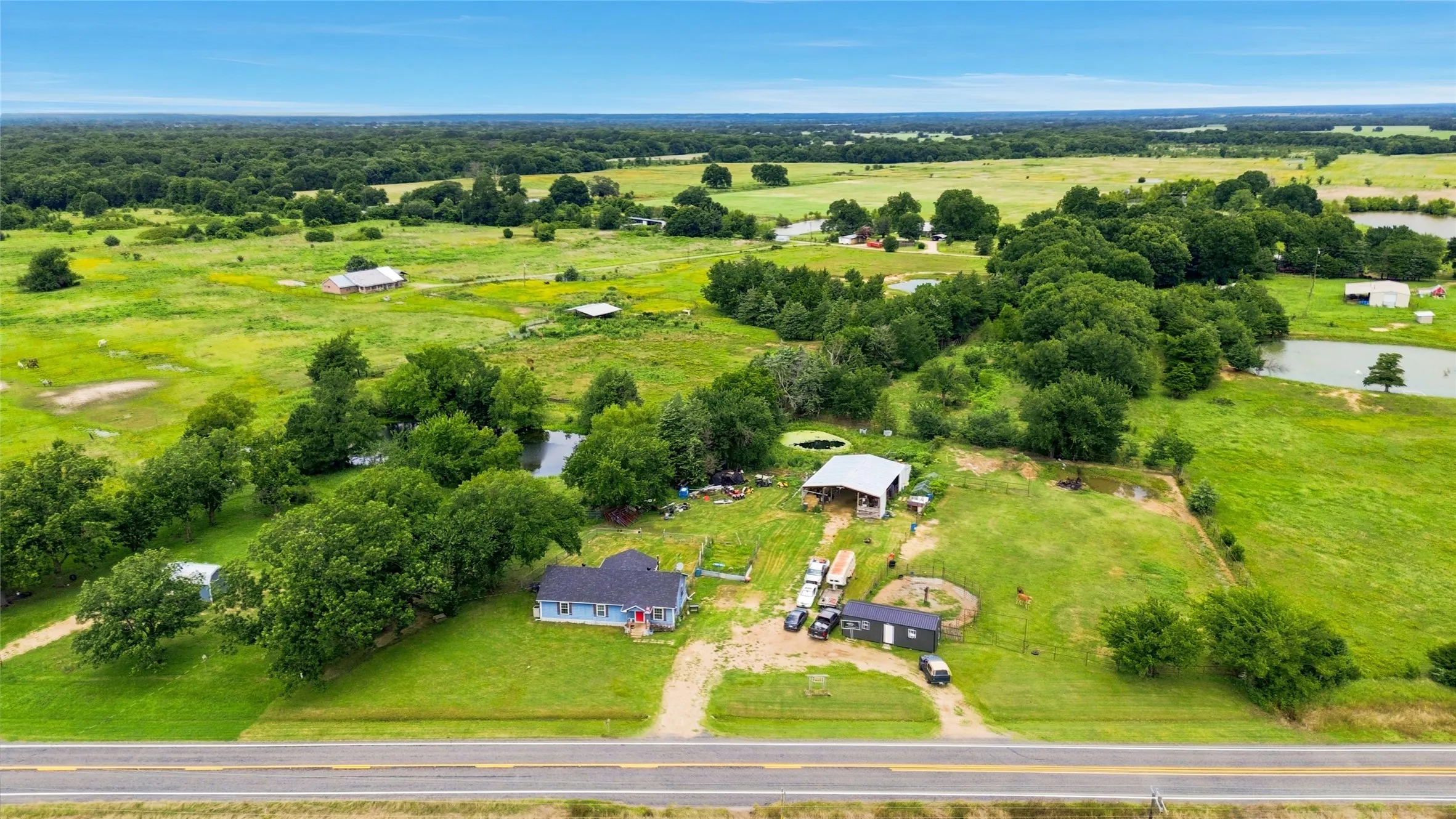 Single Family Residence For Sale in Fannin County , 13017 E Fm 273, Telephone, Texas 75488, 2 Bedroom, 1 Bathroom, Garage spaces, 1,332 Sqft, built in 1940, mls#21305185, Real Estate Agent in Telephone, Homes For Sale in Fannin county, Homes For Sale in Telephone, Realtor in Telephone Texas, Real Estate Brokerage Independent Realty Texas, Luminita Cordes Realtor