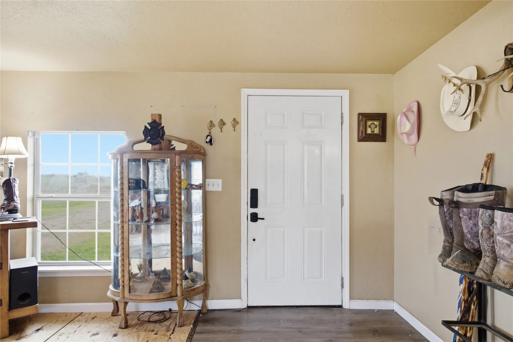 Single Family Residence For Sale in Fannin County , 13017 E Fm 273, Telephone, Texas 75488, 2 Bedroom, 1 Bathroom, Garage spaces, 1,332 Sqft, built in 1940, mls#21305185, Real Estate Agent in Telephone, Homes For Sale in Fannin county, Homes For Sale in Telephone, Realtor in Telephone Texas, Real Estate Brokerage Independent Realty Texas, Luminita Cordes Realtor