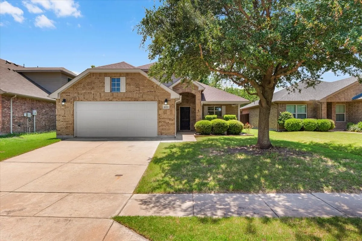 Single Family Residence For Sale in Tarrant County , 4604 Fern Valley Drive, Fort Worth, Texas 76244, 3 Bedroom, 2 Bathroom, 2 Garage spaces, 1,404 Sqft, built in 2011, Price $299,000, mls#21311764, Real Estate Agent in Fort Worth, Homes For Sale in Tarrant county, Homes For Sale in Fort Worth, Realtor in Fort Worth Texas, Real Estate Brokerage Independent Realty Texas, Luminita Cordes Realtor