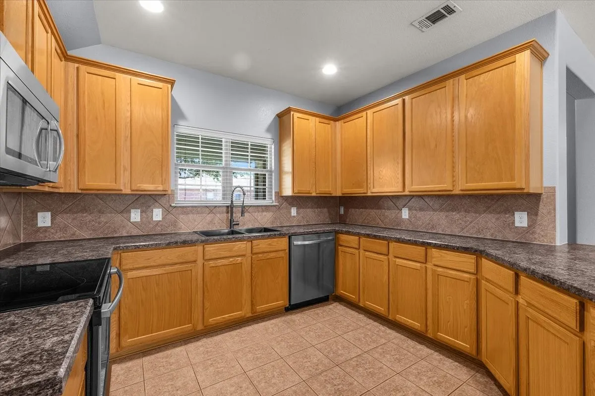Single Family Residence For Sale in Tarrant County , 4604 Fern Valley Drive, Fort Worth, Texas 76244, 3 Bedroom, 2 Bathroom, 2 Garage spaces, 1,404 Sqft, built in 2011, Price $299,000, mls#21311764, Real Estate Agent in Fort Worth, Homes For Sale in Tarrant county, Homes For Sale in Fort Worth, Realtor in Fort Worth Texas, Real Estate Brokerage Independent Realty Texas, Luminita Cordes Realtor