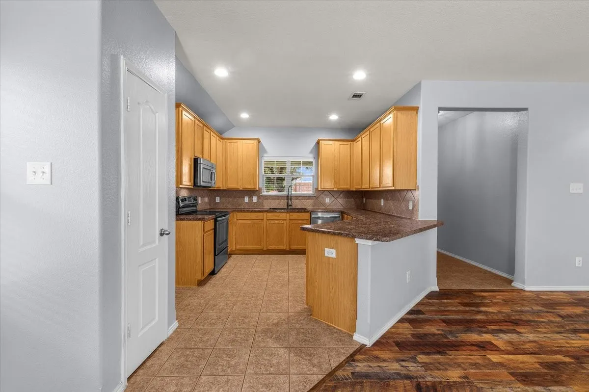 Single Family Residence For Sale in Tarrant County , 4604 Fern Valley Drive, Fort Worth, Texas 76244, 3 Bedroom, 2 Bathroom, 2 Garage spaces, 1,404 Sqft, built in 2011, Price $299,000, mls#21311764, Real Estate Agent in Fort Worth, Homes For Sale in Tarrant county, Homes For Sale in Fort Worth, Realtor in Fort Worth Texas, Real Estate Brokerage Independent Realty Texas, Luminita Cordes Realtor