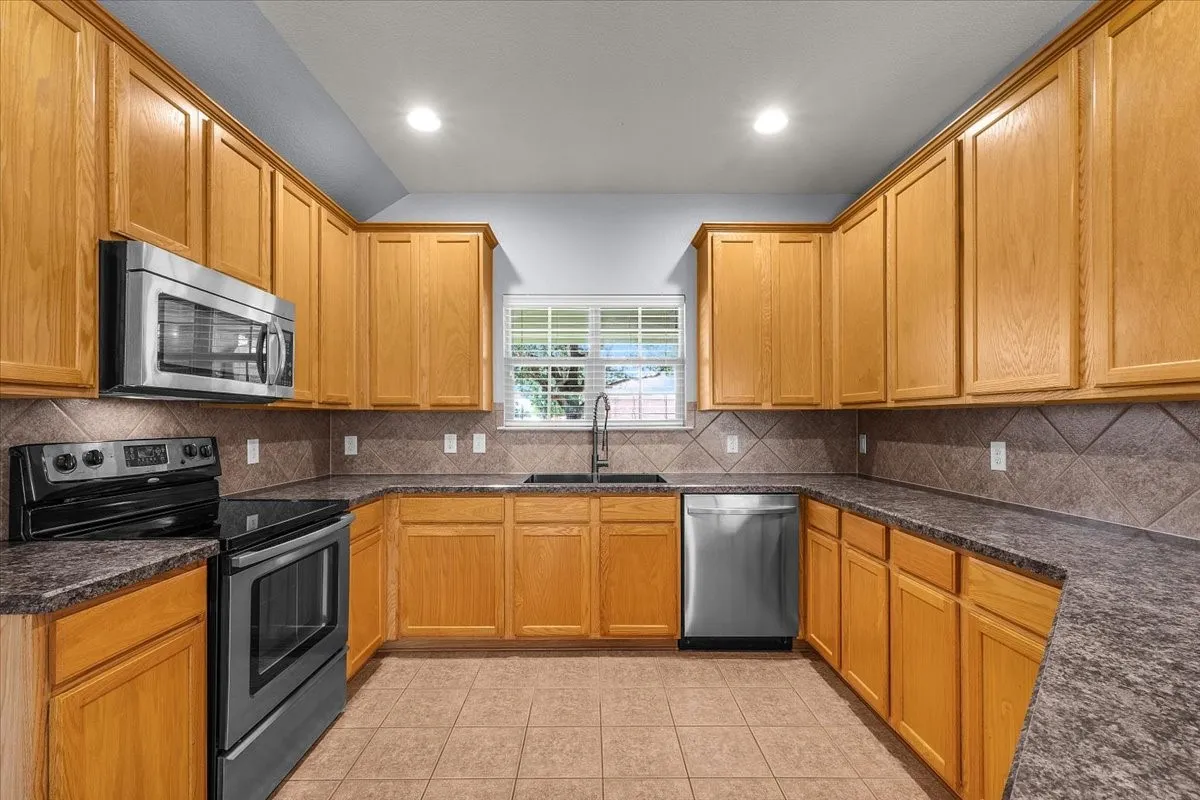 Single Family Residence For Sale in Tarrant County , 4604 Fern Valley Drive, Fort Worth, Texas 76244, 3 Bedroom, 2 Bathroom, 2 Garage spaces, 1,404 Sqft, built in 2011, Price $299,000, mls#21311764, Real Estate Agent in Fort Worth, Homes For Sale in Tarrant county, Homes For Sale in Fort Worth, Realtor in Fort Worth Texas, Real Estate Brokerage Independent Realty Texas, Luminita Cordes Realtor